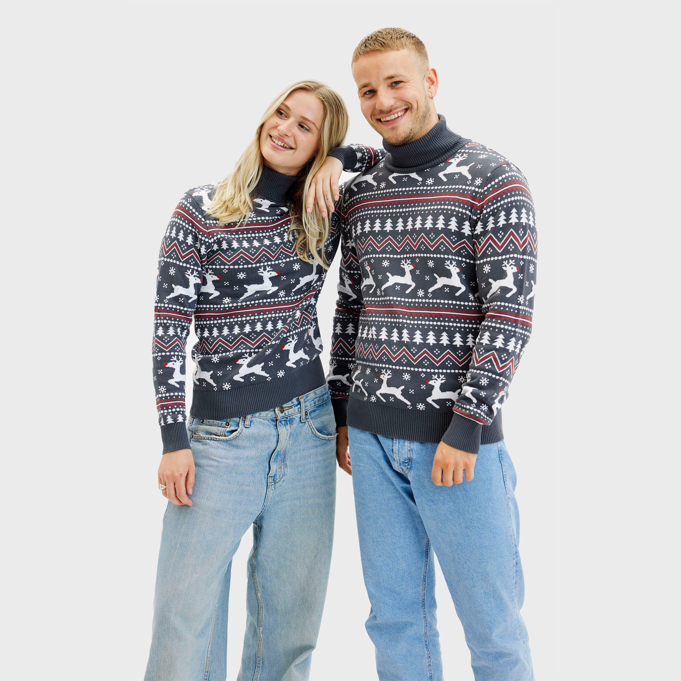 Dunkelblauer Weihnachtspullover Herren mit Rollkragen und weiß-rotem Rentiermuster.