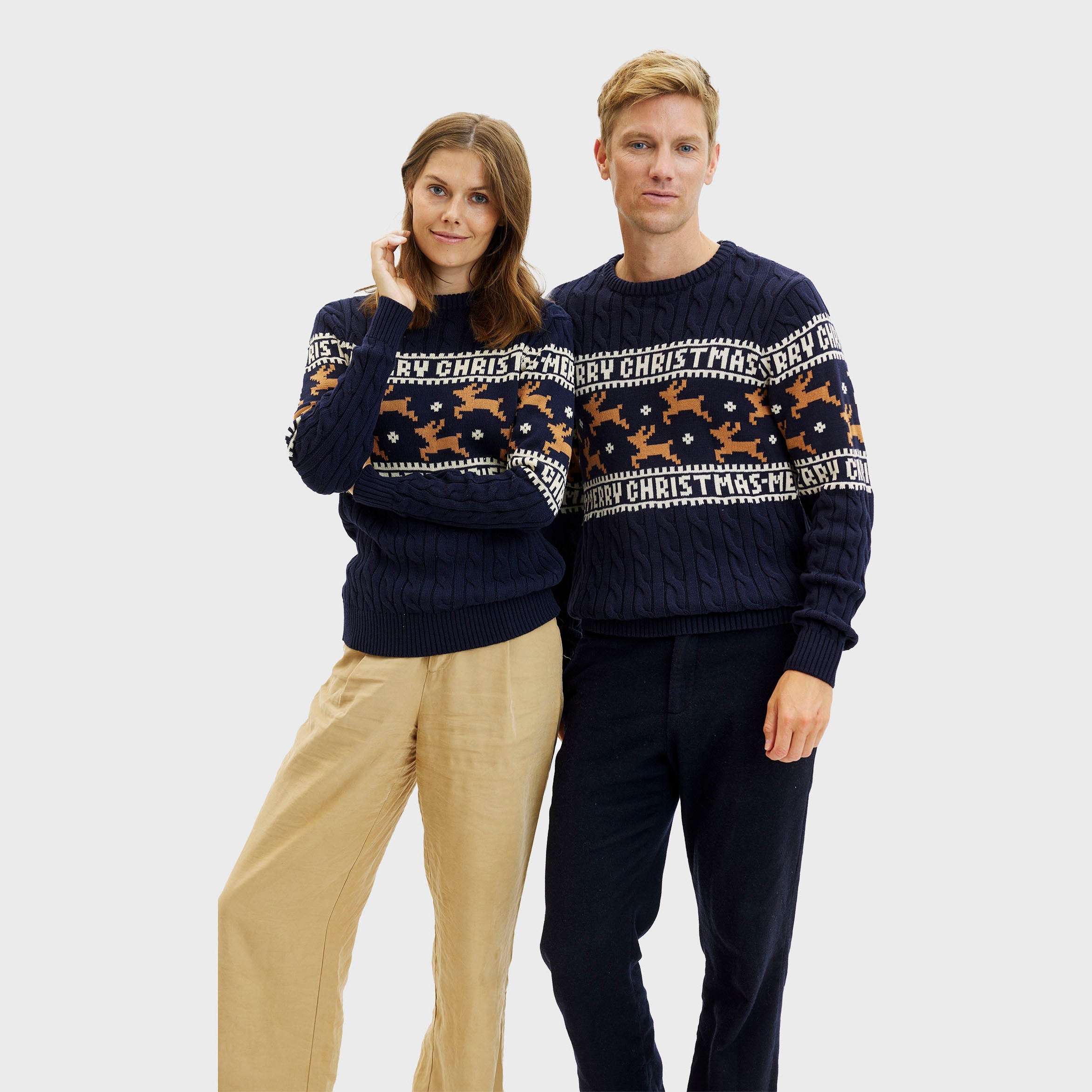 Dunkelblauer Weihnachtspullover Damen und Herren mit Rentiermuster und Fair Isle-Design.