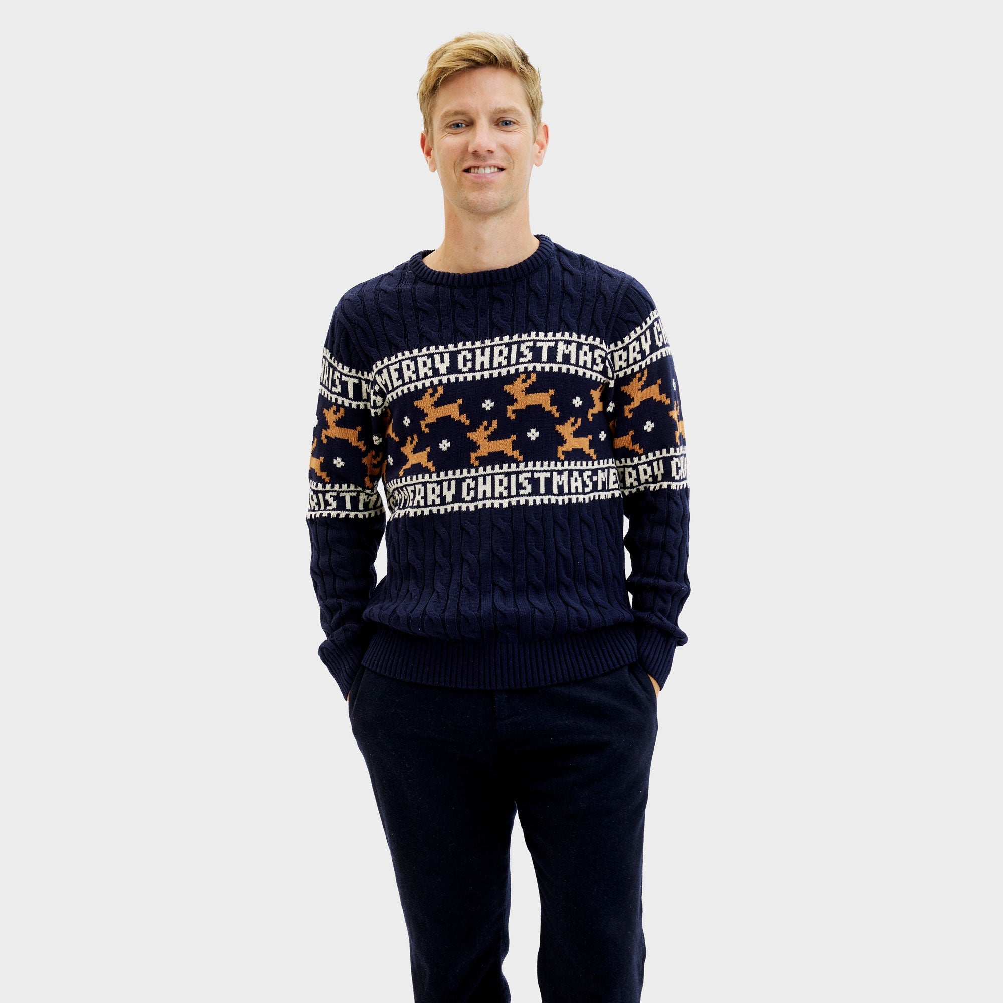 Dunkelblauer Weihnachtspullover Herren mit Rentier- und Schriftzugmuster, rundem Ausschnitt, nachhaltig.