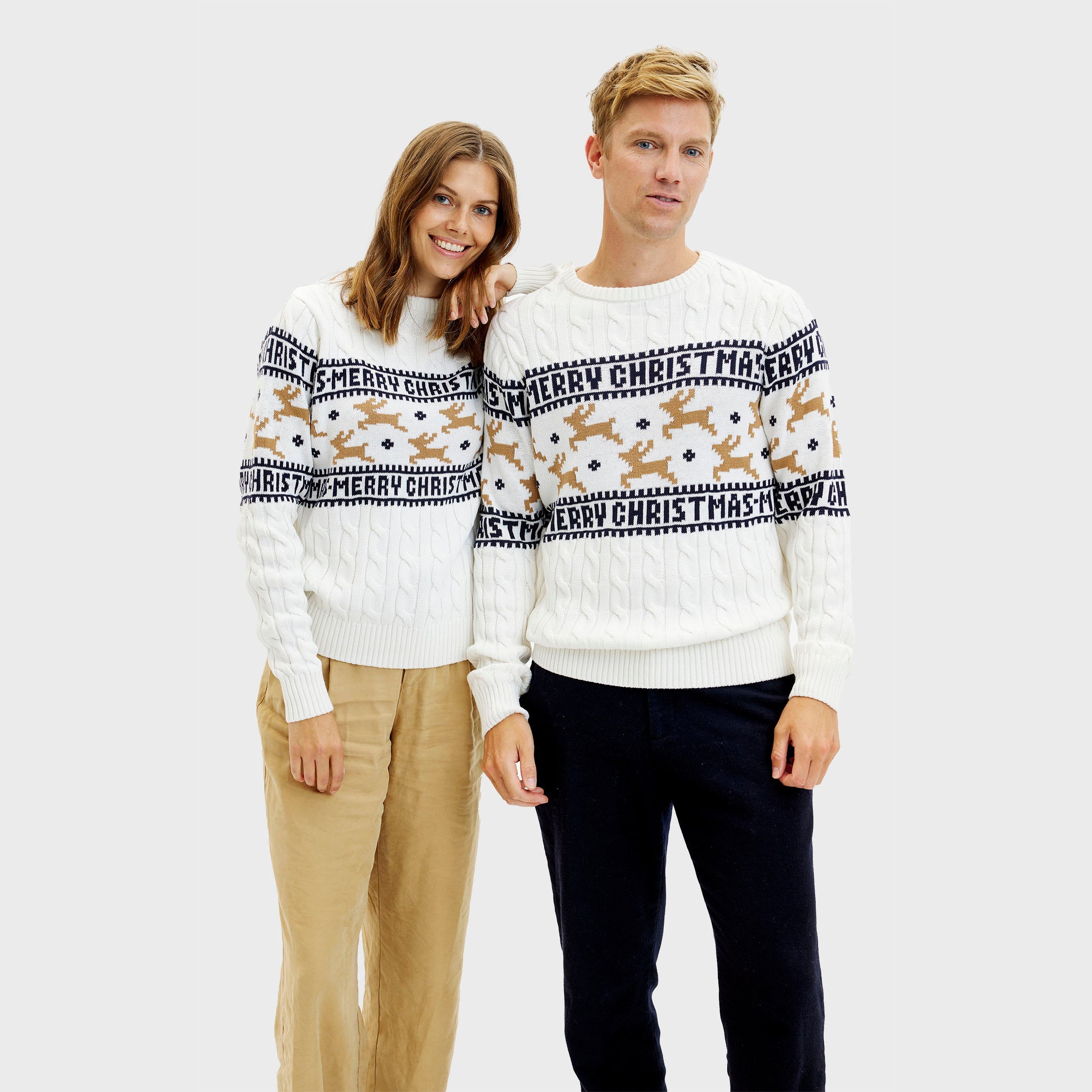 Weißer Weihnachtspullover Herren mit norwegischem Muster, Rentier- und Schriftzug-Design.