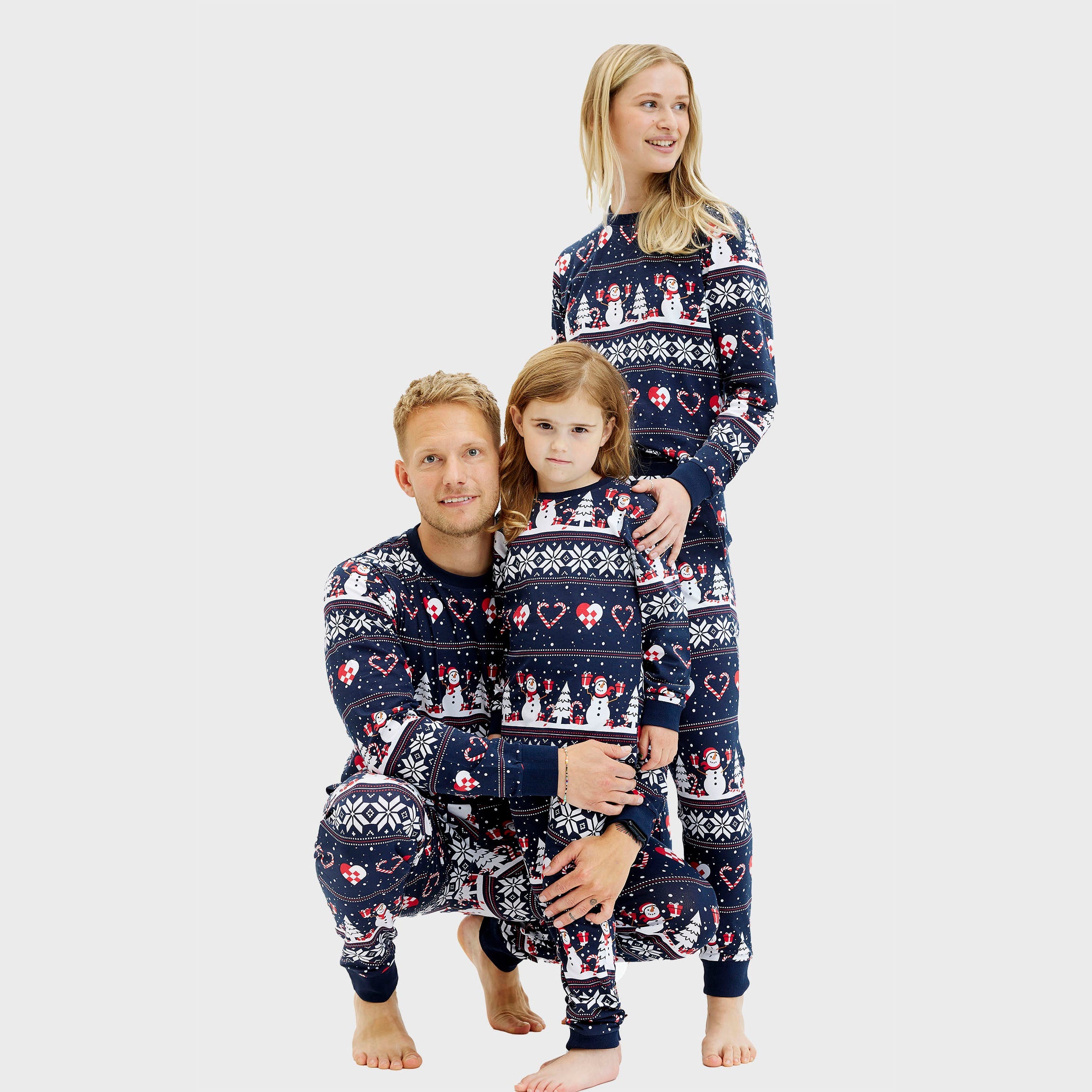Dunkelblauer Weihnachtsweihnachtspyjama Herren mit Herz- und Rentiermuster, passender Weihnachtspullover Damen in Blau.