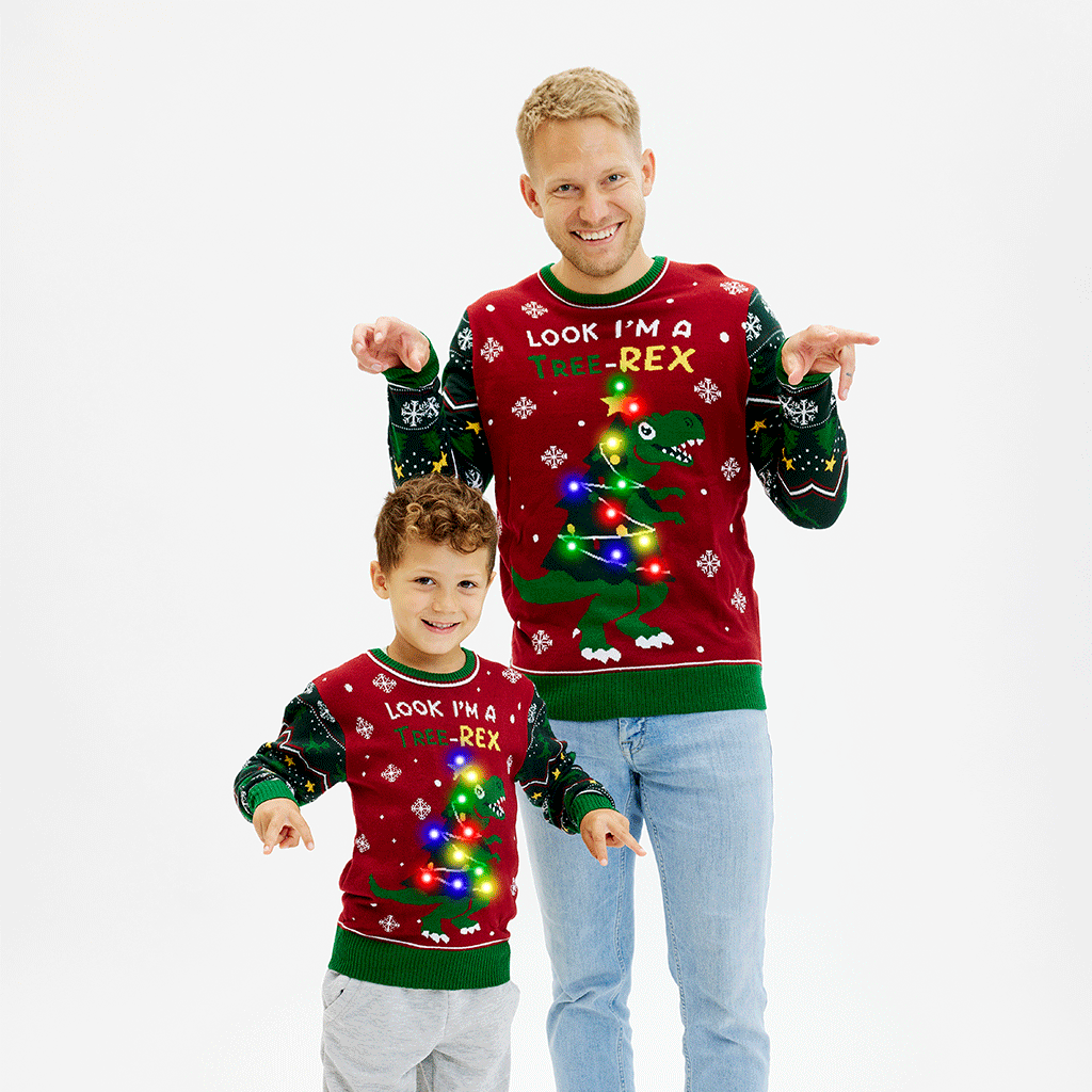 Roter Weihnachtspullover Kinder und Herren mit leuchtendem T-Rex-Motiv, grüne Ärmel, grüne Bündchen.