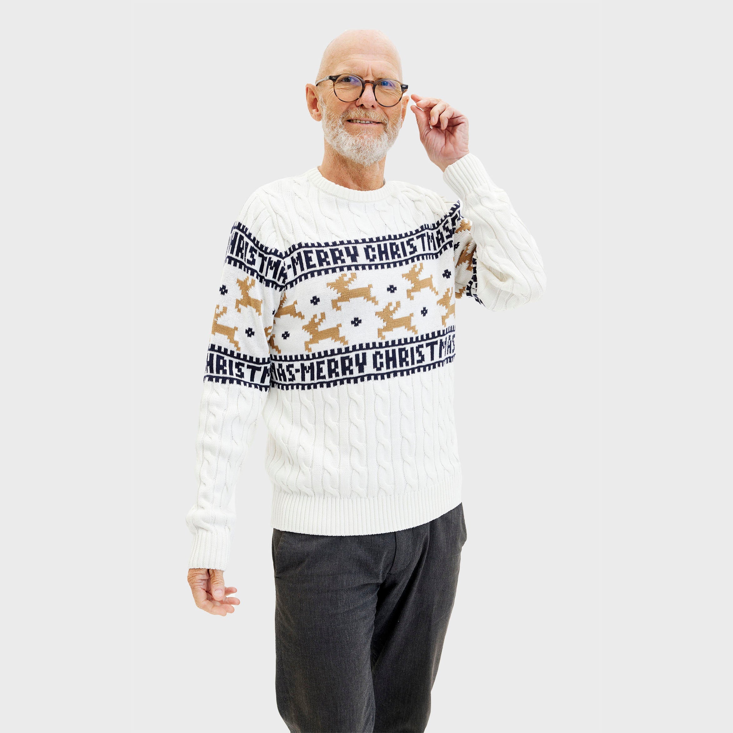 Weißer Weihnachtspullover Herren mit Rentier- und Schriftmuster, organisch gestrickt.