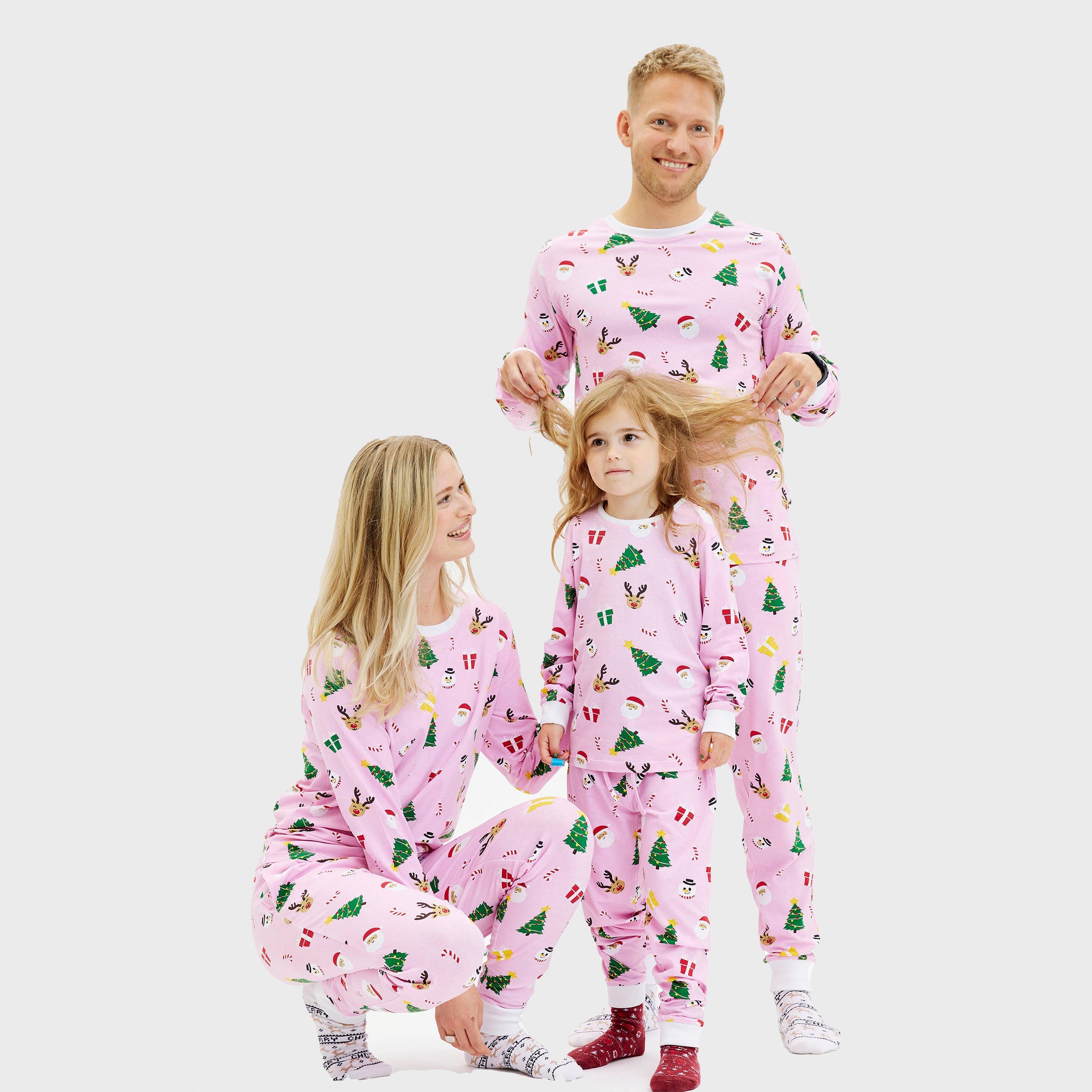 Weihnachtspyjama Herren und Damen in Rosa mit weihnachtlichen Motiven, nachhaltige Bio-Baumwolle, langärmelig und langbeinig.