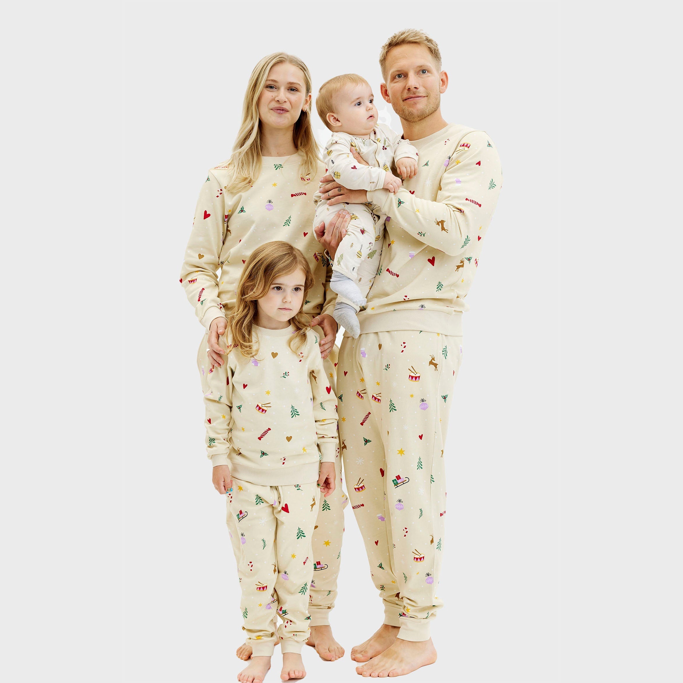 Beiges Weihnachtspyjama-Set für Kinder mit buntem Muster, weihnachtspullover Damen und Herren passendes Design.