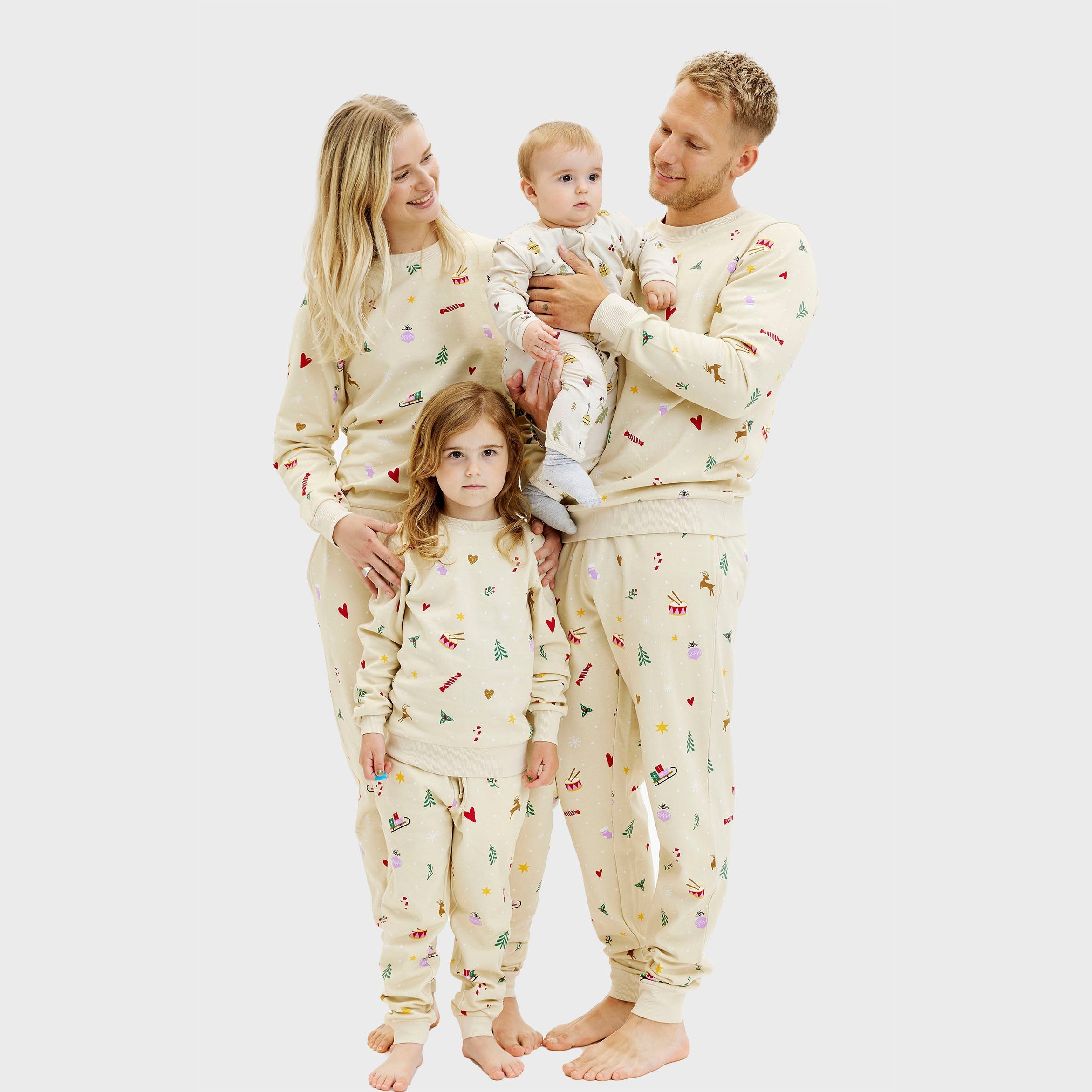 Beiges Weihnachtspyjama-Set für Damen und Herren mit buntem Weihnachtsmuster, nachhaltig.