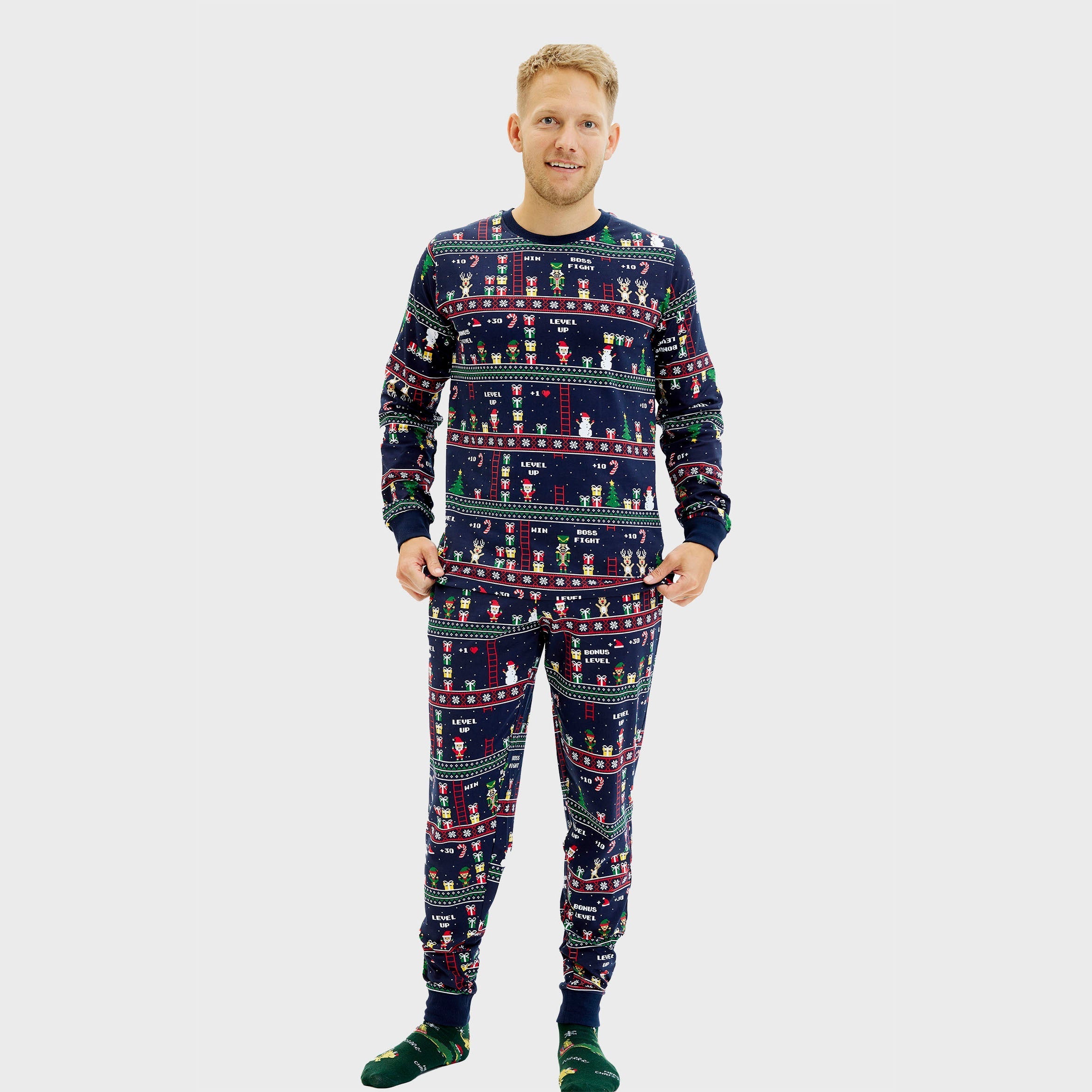 Dunkelblauer weihnachtspyjama herren mit buntem Vintage-Gaming-Motiv und Weihnachtsmustern.
