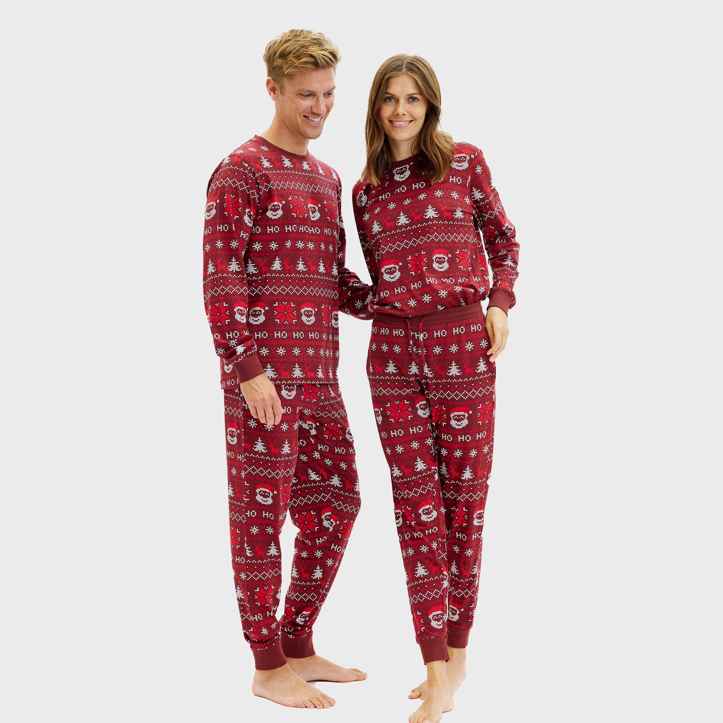 Rote Weihnachtspyjama Damen und Herren mit Norwegermuster und Weihnachtsmotiven aus Bio-Baumwolle.