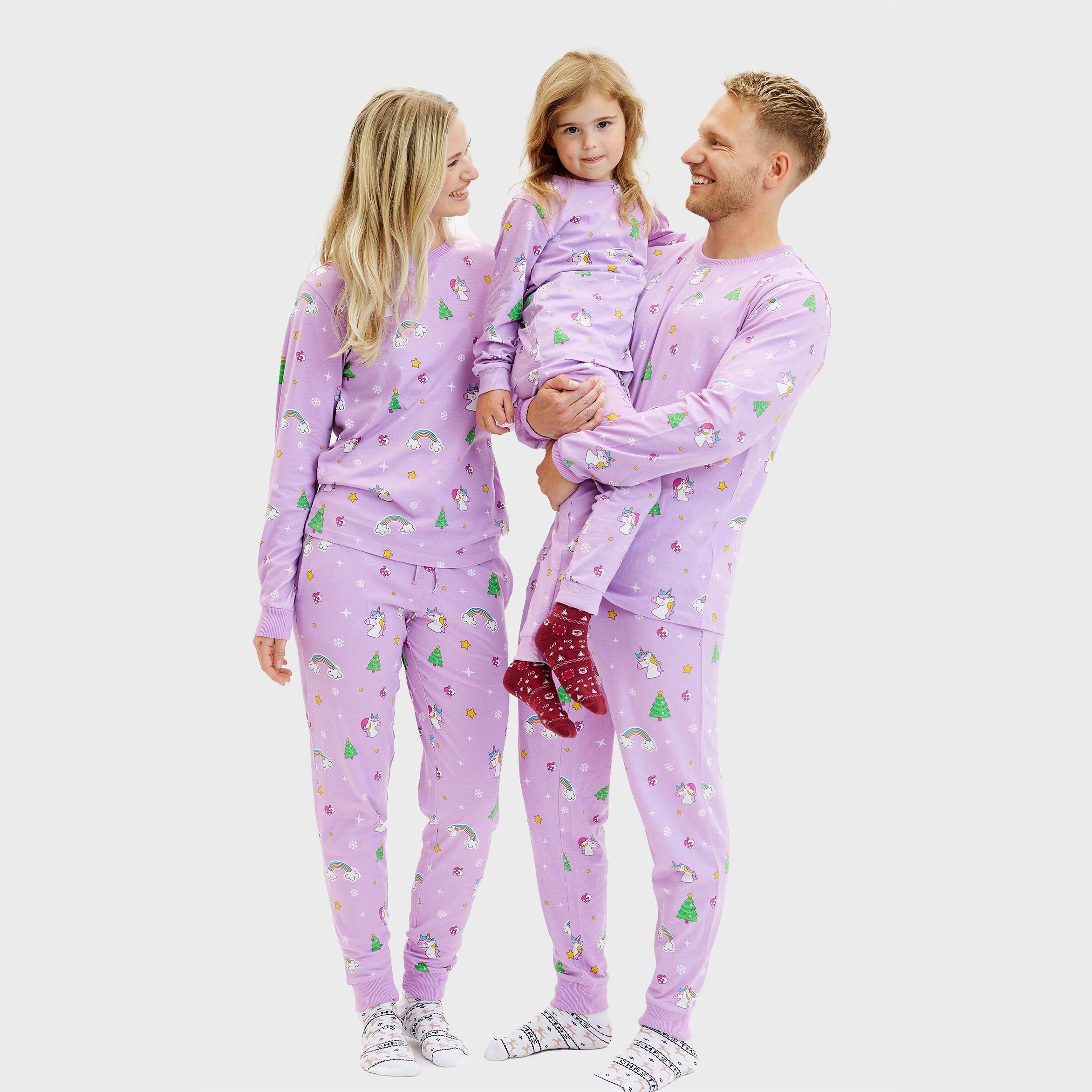 Lila Weihnachtspyjama Damen, Herren und Kind mit Einhorn-Motiv, nachhaltiger Julepyjama.