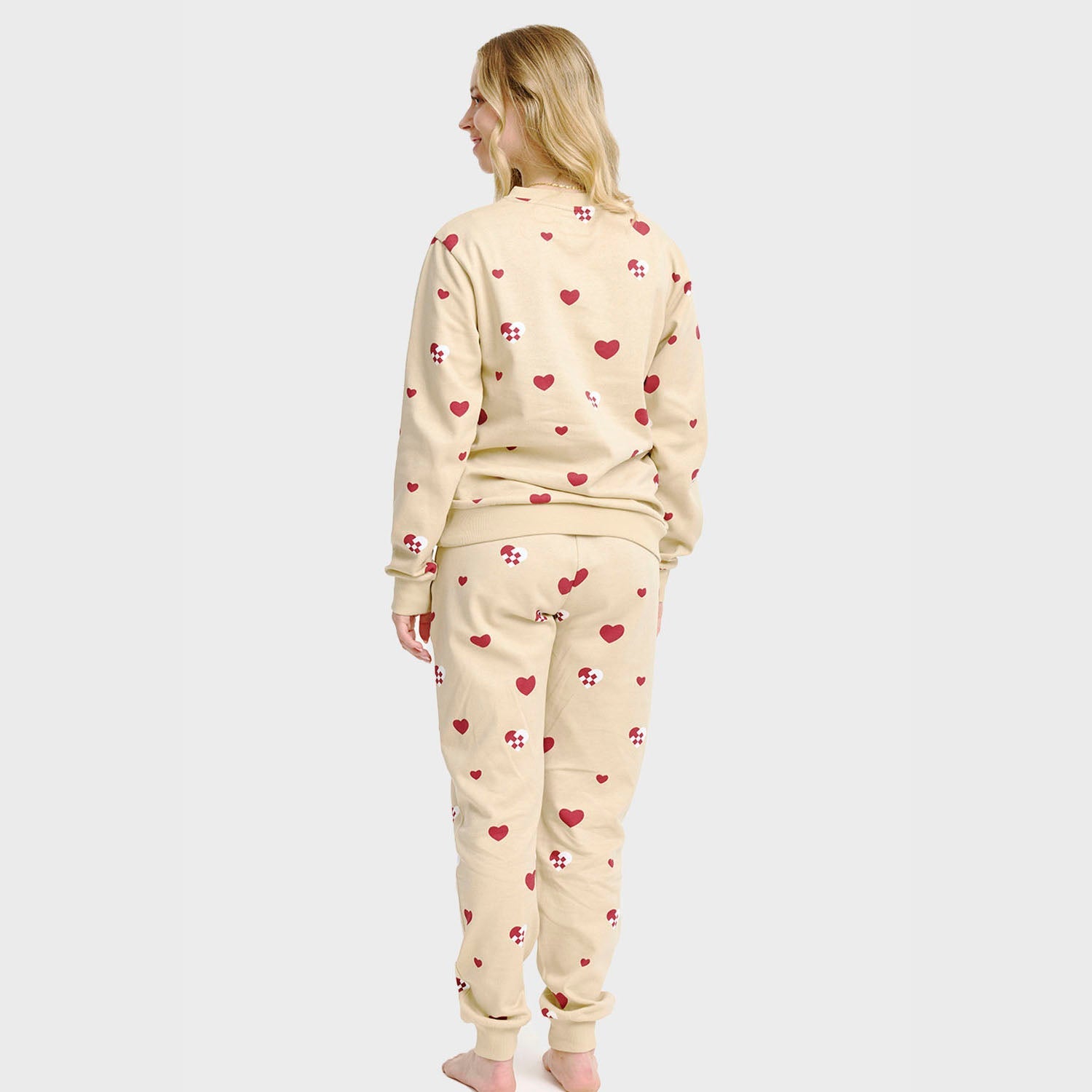 Beiges Weihnachtspyjama Damen Sweatset mit roten Herzmustern, weicher Bio-Baumwolle, nachhaltig.