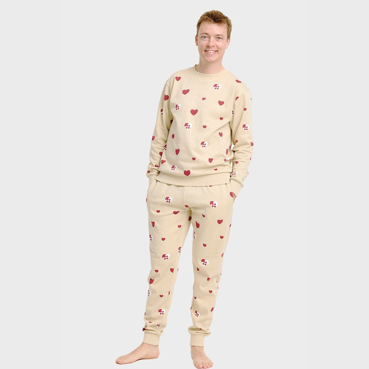 Beiges weihnachtspyjama herren mit roten Herzmotiven, langärmlig, aus weichem Baumwoll-Sweatset.