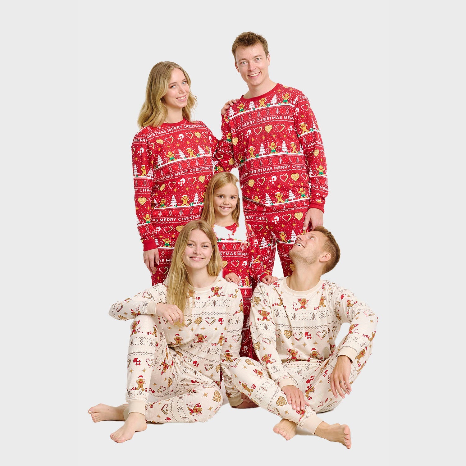 Rote und cremefarbene Weihnachts-Pyjamas für Herren und Damen mit festlichem Muster aus Bäumen und Rentieren, nachhaltige.