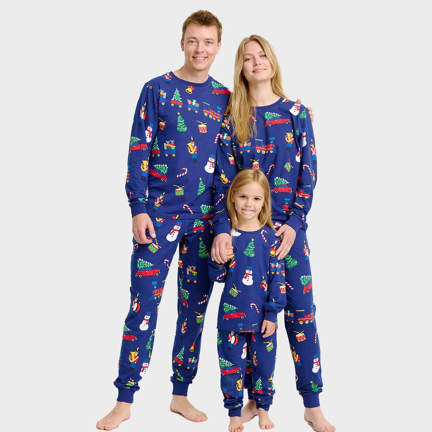 Familien-Weihnachtspyjamas aus blauem Bio-Baumwollstoff mit bunten Weihnachtsmotiven, passende Weichnachtspullover Damen,.