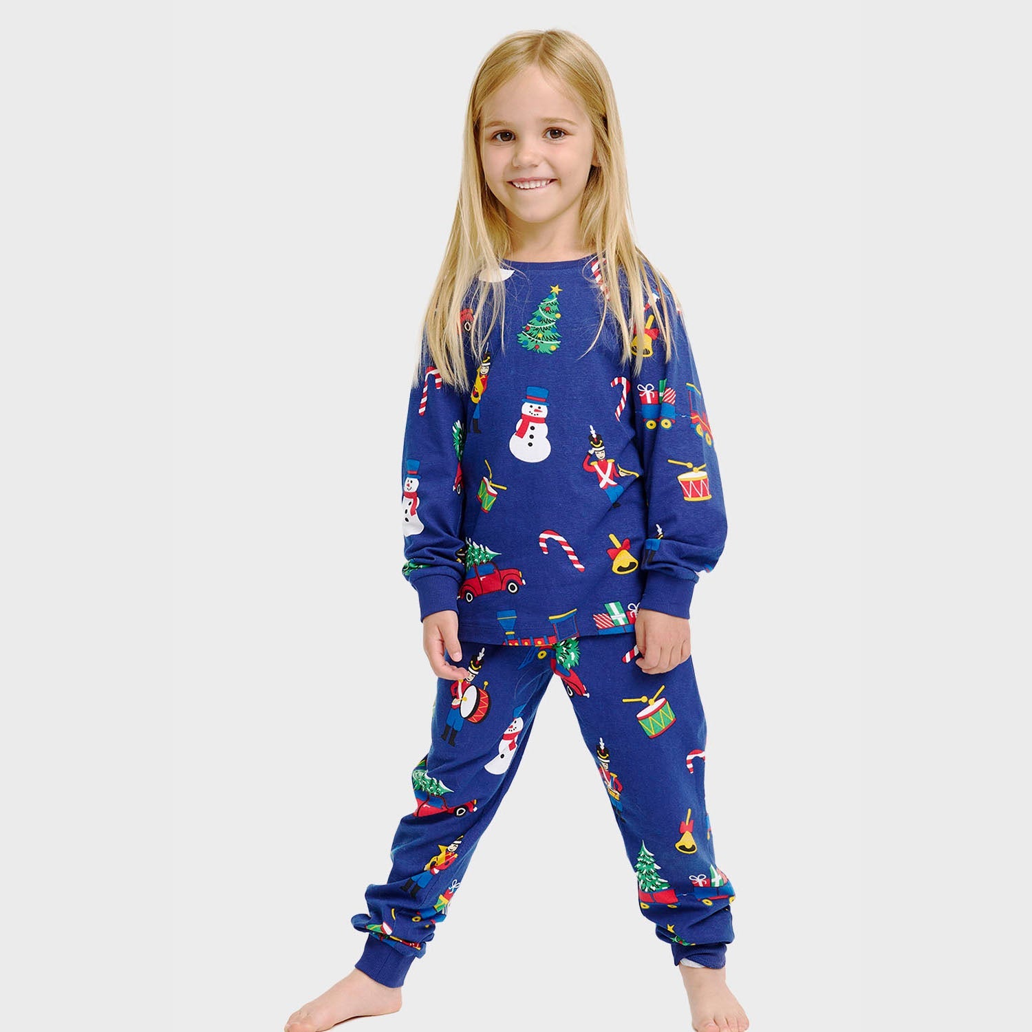 Blauer Weihnachts-Pyjama für Kinder mit Schneemann, Tannenbaum und Weihnachtsfiguren in bunten Farben.
