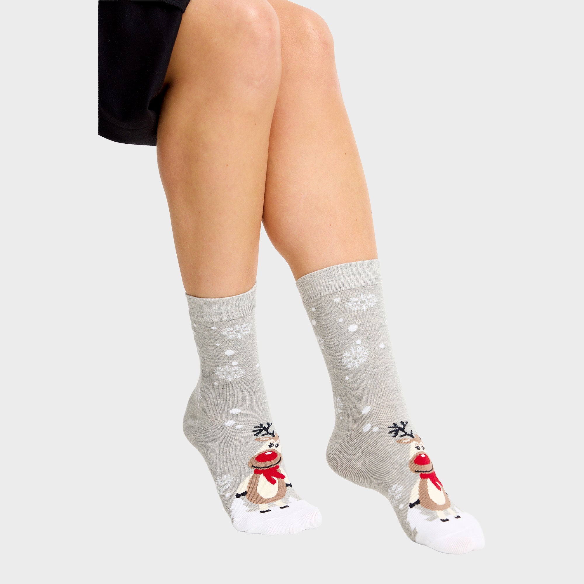 Ein Paar graue Weihnachtssocken mit Rudolph drauf.