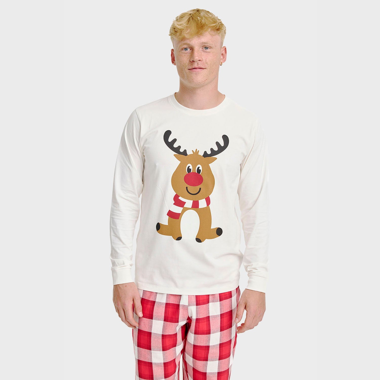Weißer Weihnachtspullover Herren mit Rentier-Motiv und rot-weiß karierten Pyjama-Hosen, weihnachtspyjama herren.