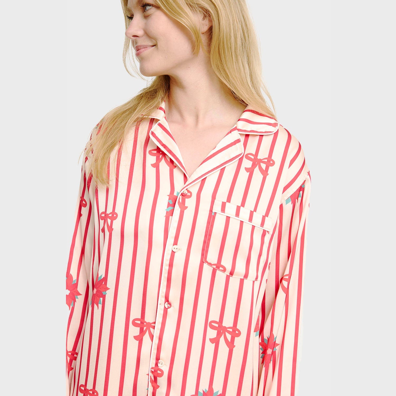 Damen Satin-Weihnachtspyjama mit rot-weiß gestreiftem Muster und kleinen Schleifen, weihnachtspullover damen Stil.