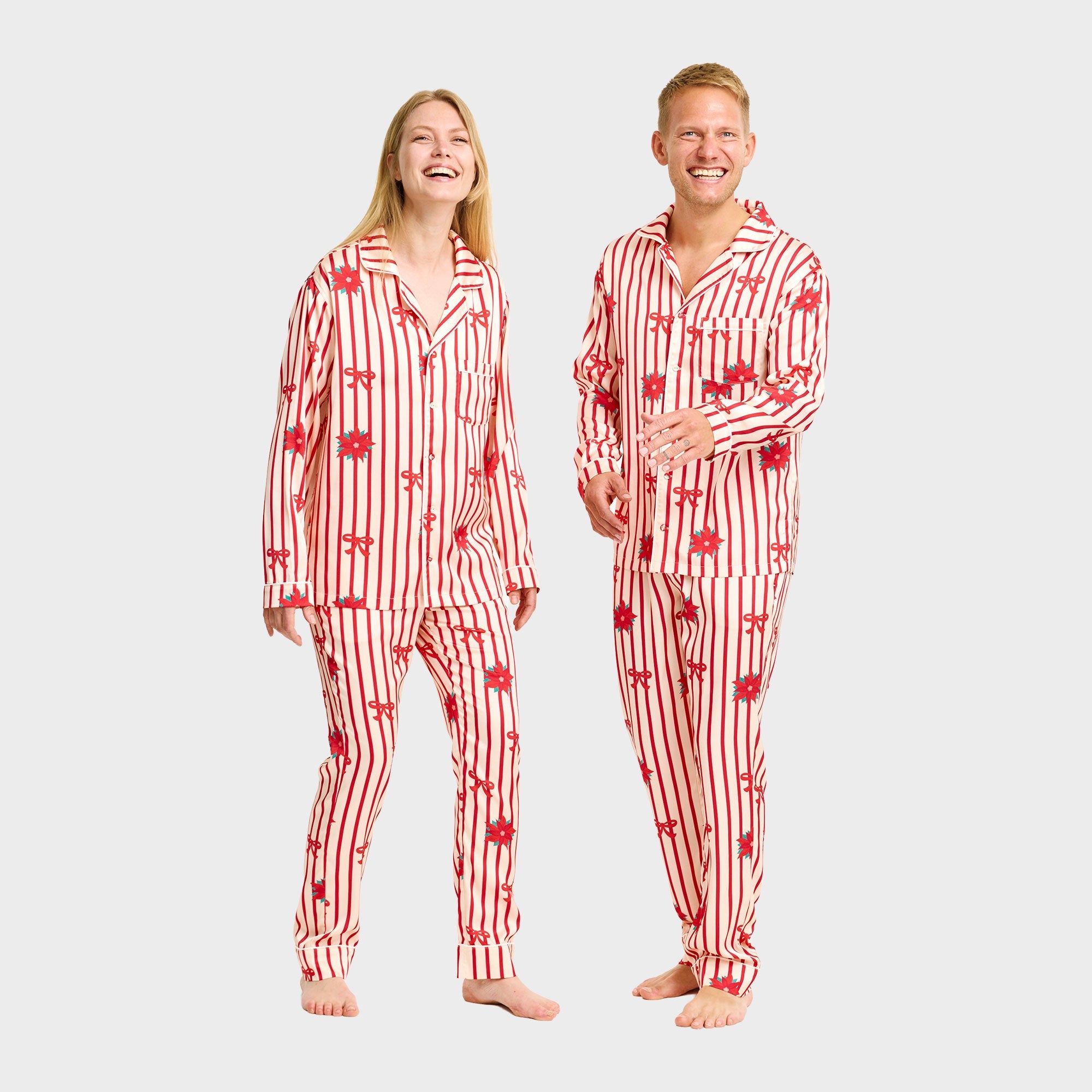 Rote und weiße Satin-Weihnachtspyjama mit Rentier- und Streifenmuster für Herren und Damen.