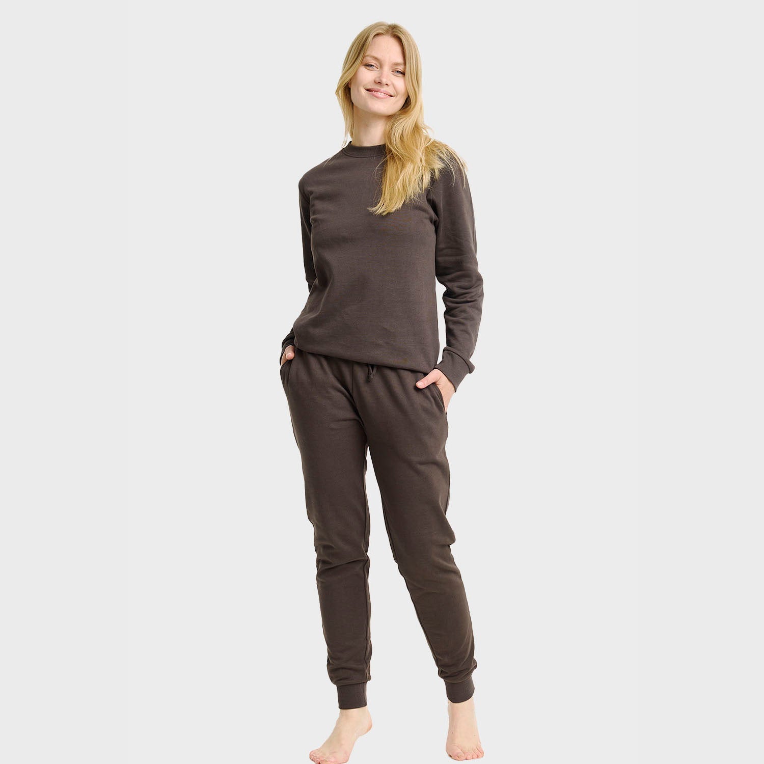 Dunkelbraunes Sweatset für Damen aus Bio-Baumwolle, bequemer Weihnachts-Pyjama.