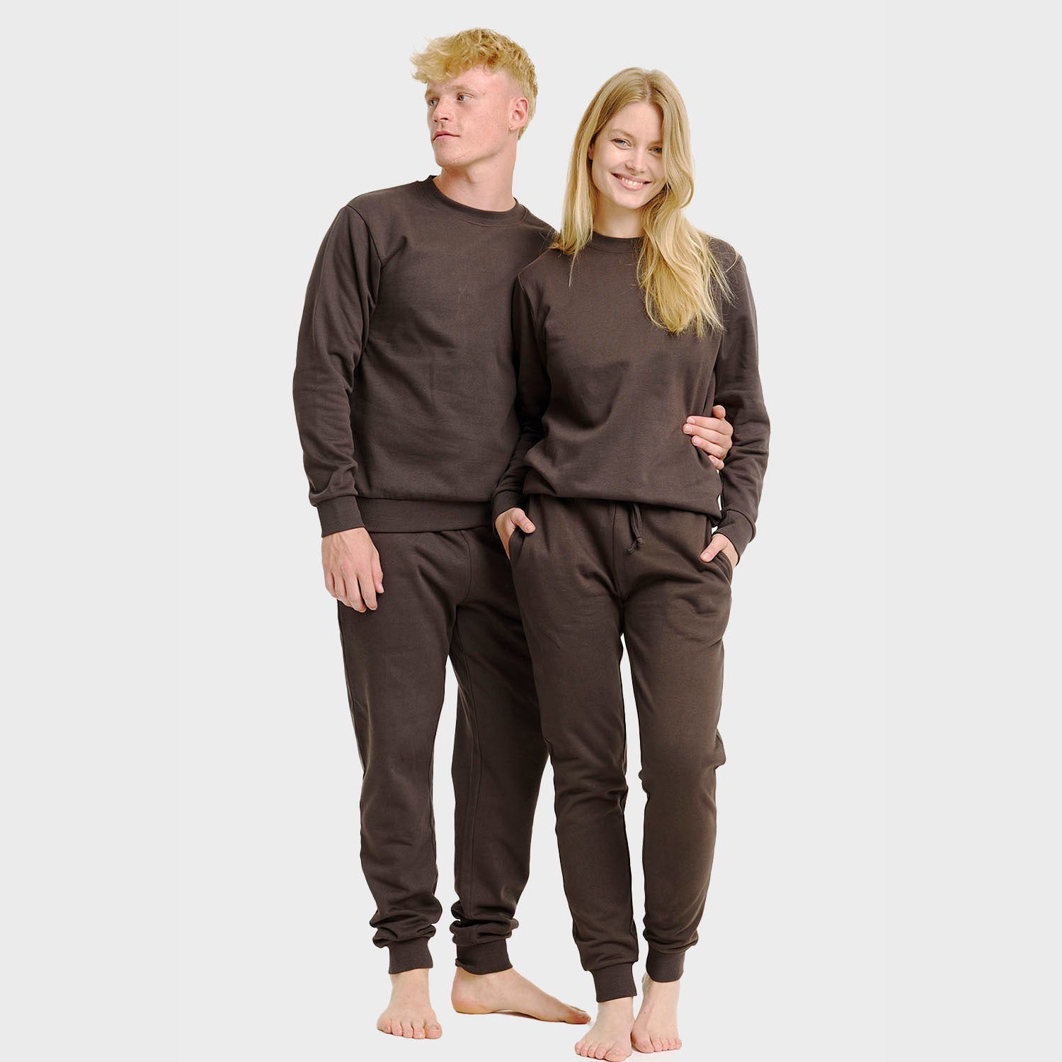 Dunkelbraunes weihnachtspyjama Sweatset aus Bio-Baumwolle für Damen und Herren.