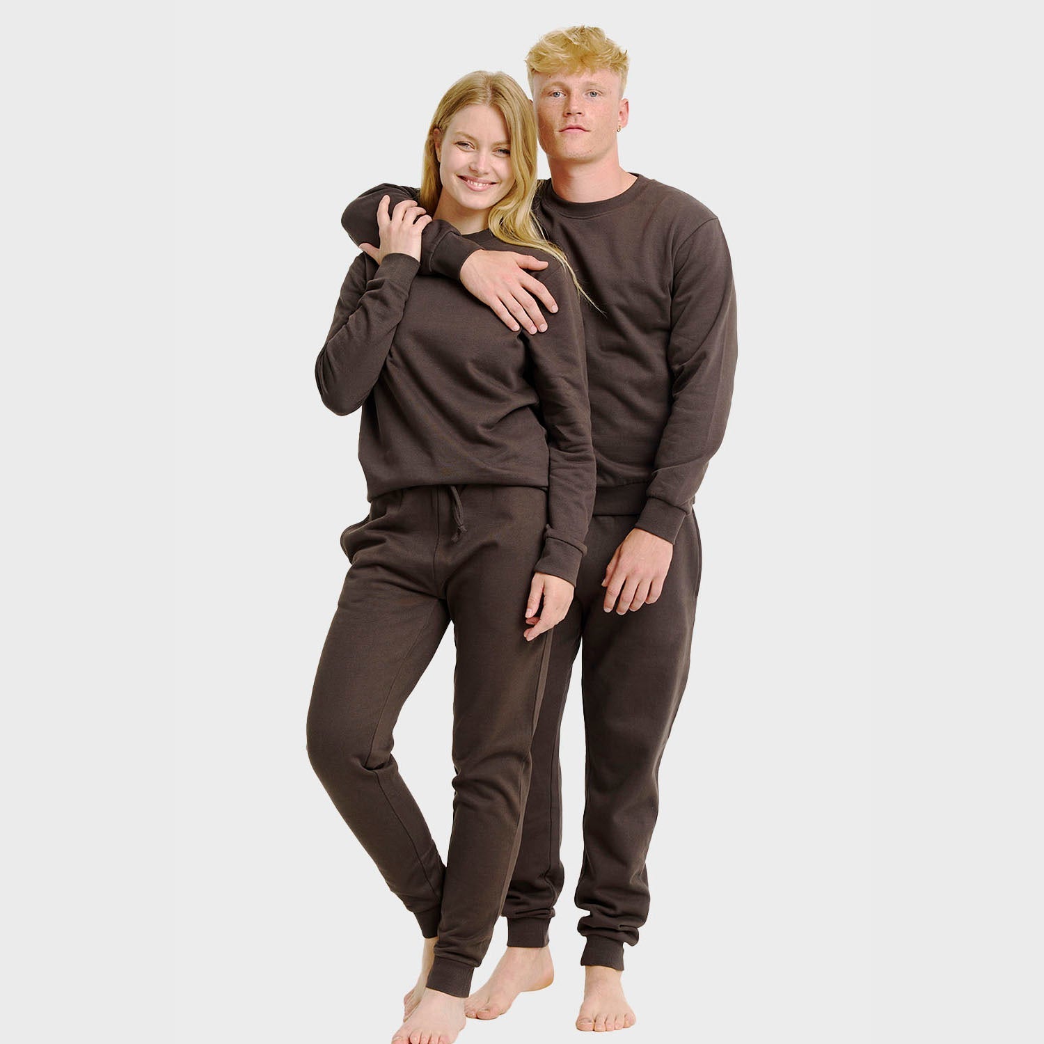 Braunes nachhaltiges Sweatset aus Bio-Baumwolle als Weihnachtspyjama für Herren und Damen.