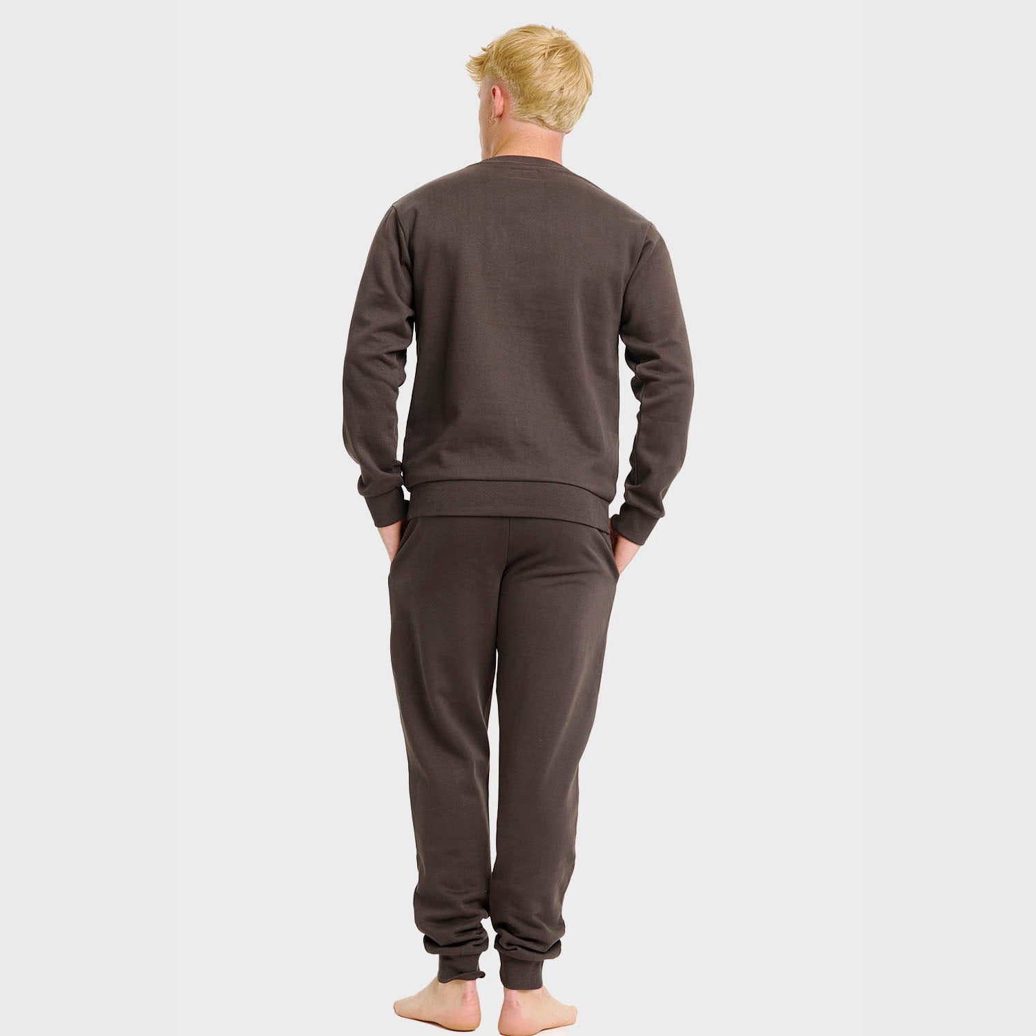 Dunkelbraunes weihnachtspyjama herren Sweatset aus Bio-Baumwolle, schlicht und bequem.