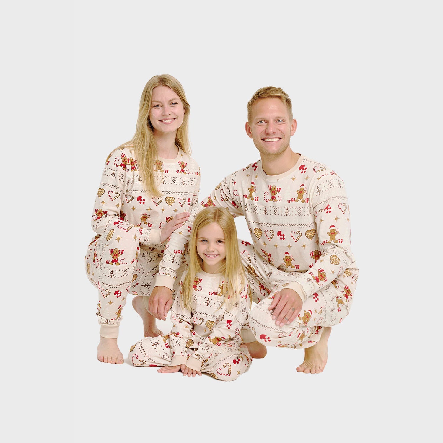 Beige Weihnachtspyjama Herren Damen Kinder mit Weihnachtsmotiven aus GOTS-Baumwolle, nachhaltig und gemütlich.