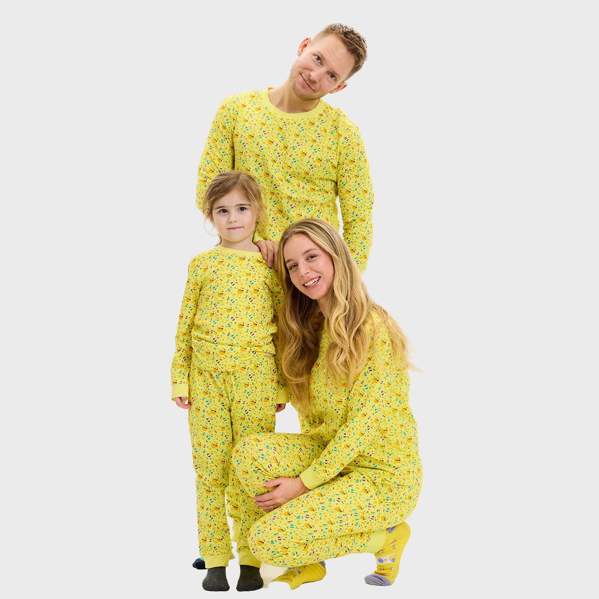 Eine Familie in einem gelben Osterpyjama.
