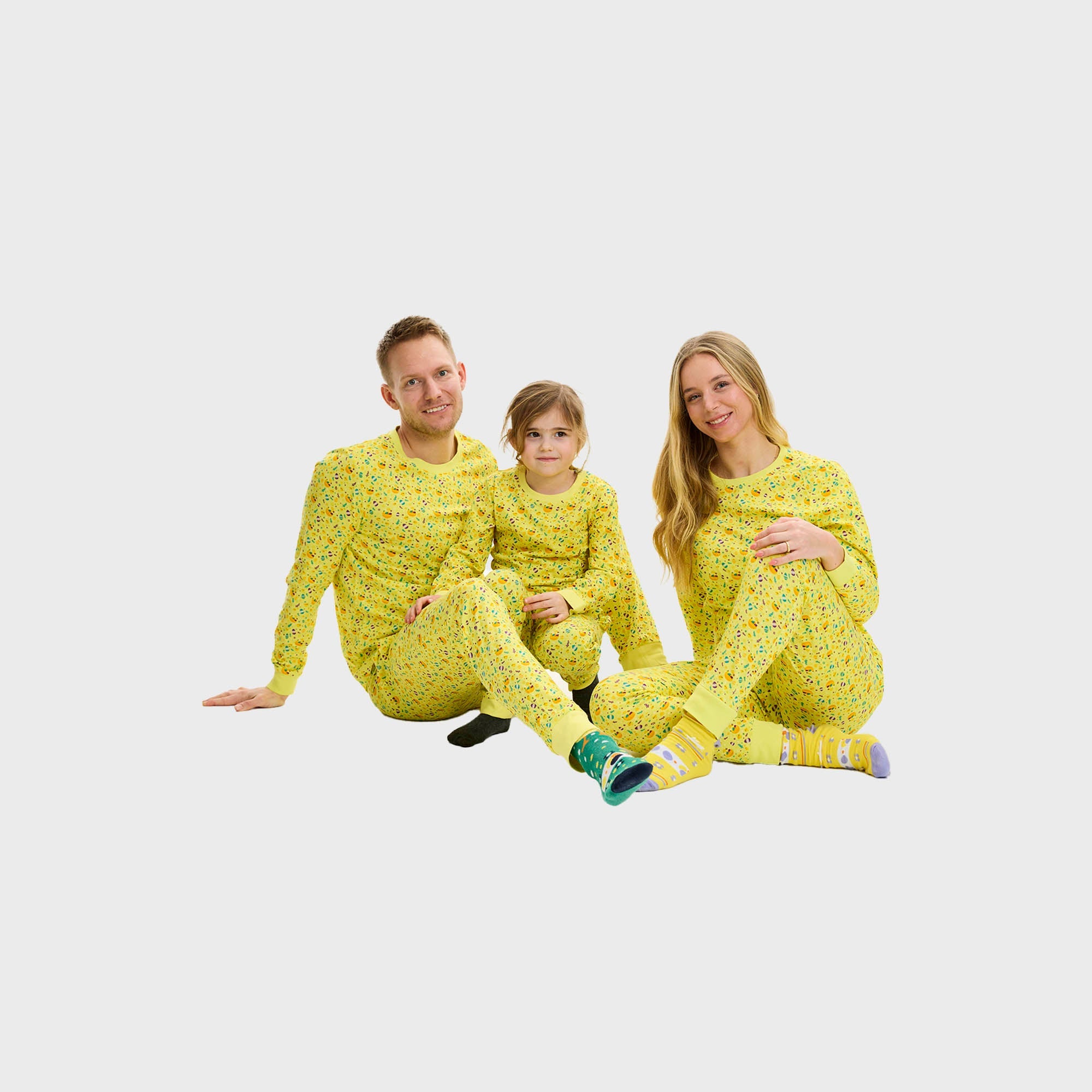 Eine Familie in einem gelben Osterpyjama.