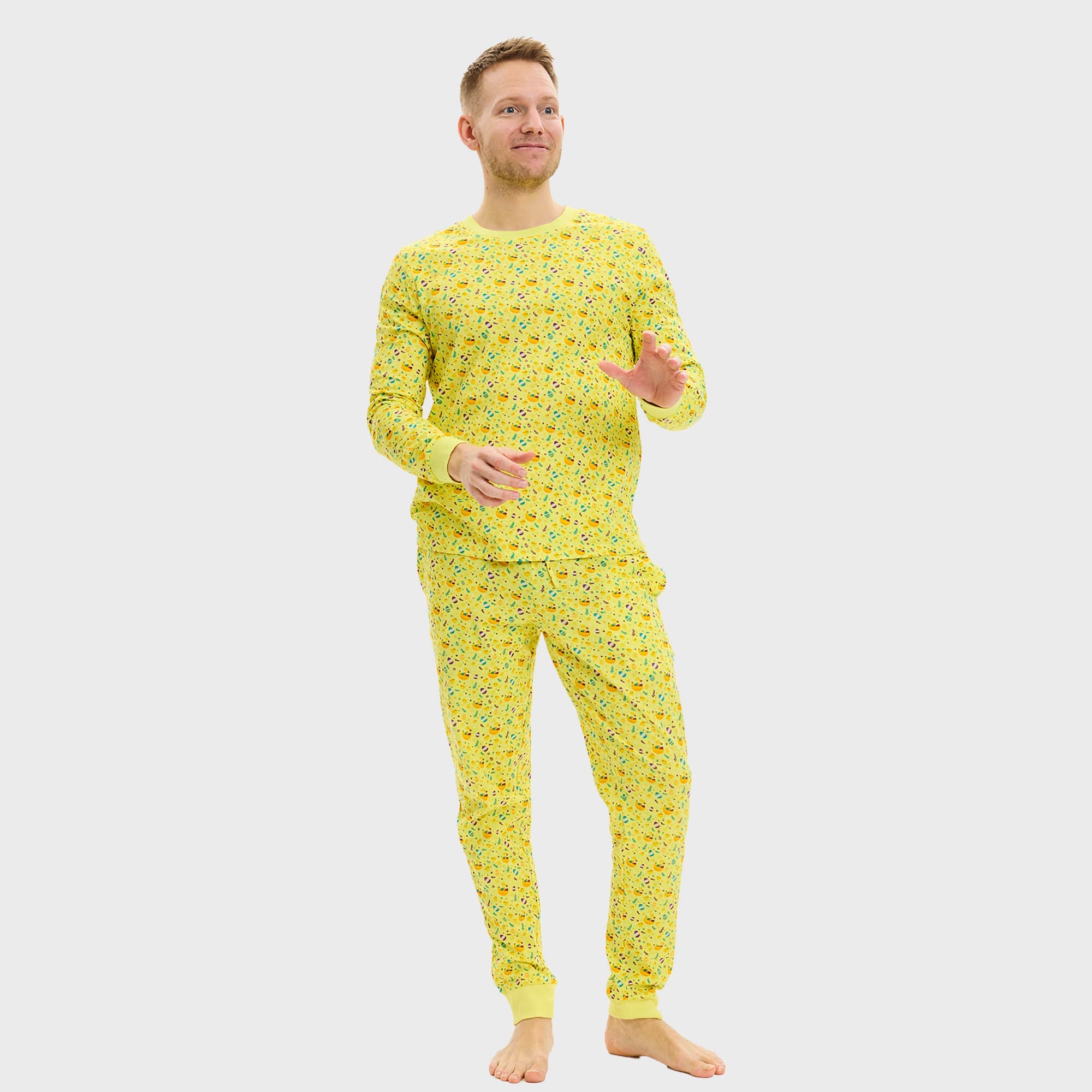 Eine Frau und ein Kind tragen gelbe Osterpyjamas.