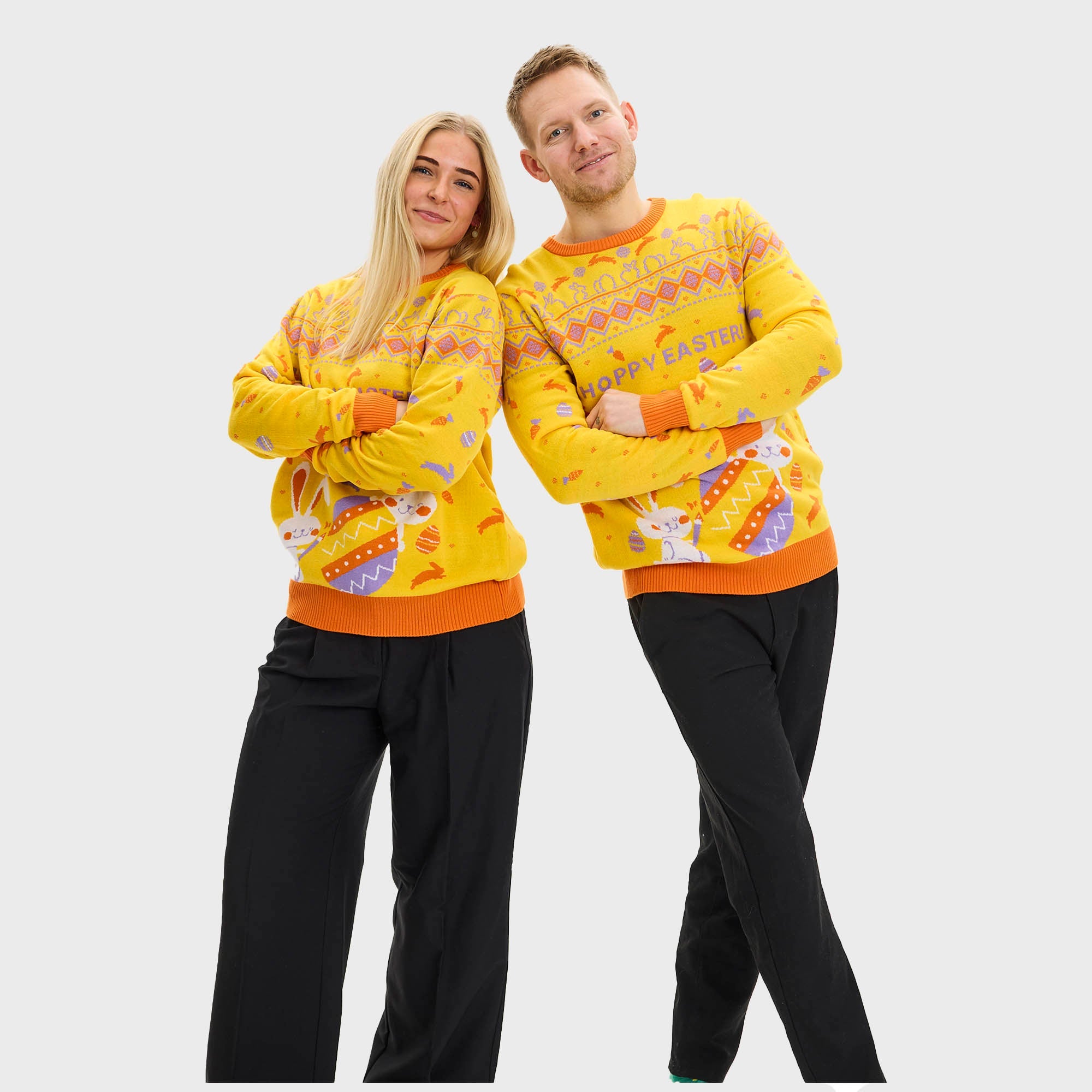 Eine Frau mit dem Rücken zugewandt, die einen gelben Osterpulli mit Ostereiern trägt.