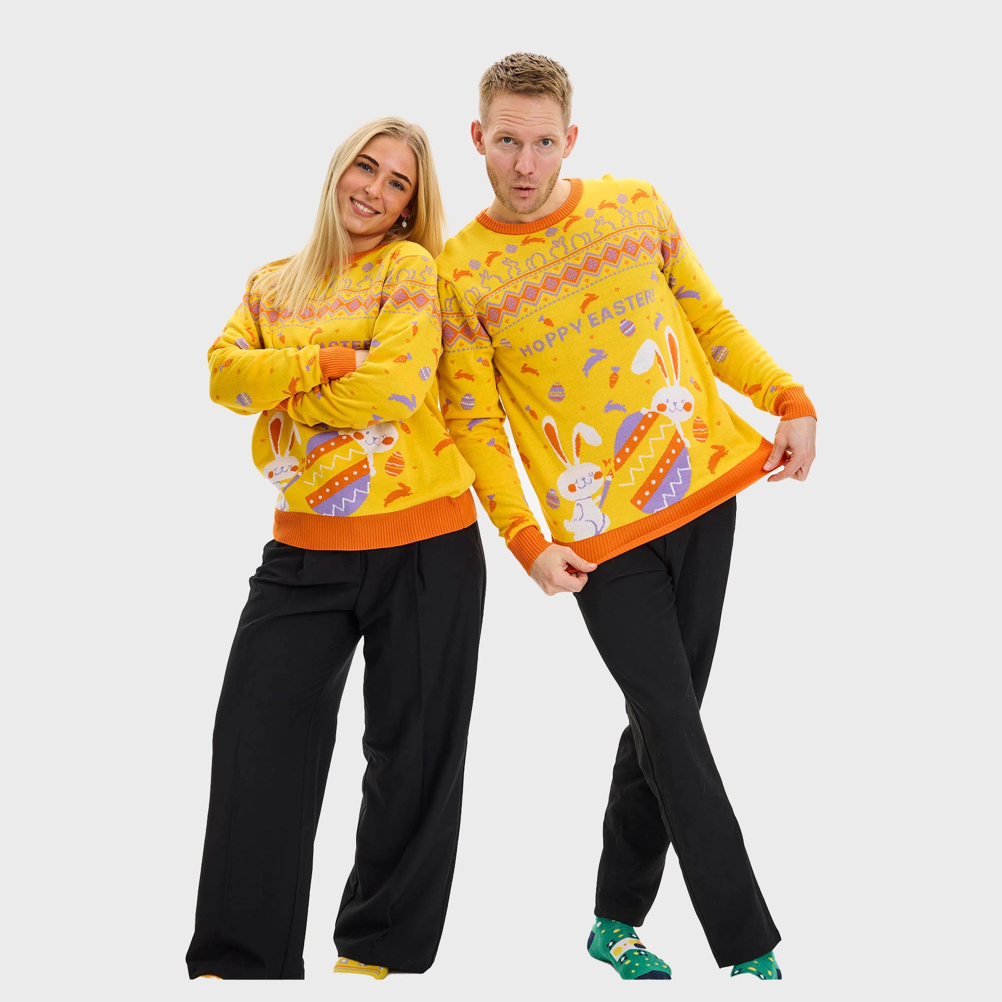 Eine Frau mit dem Rücken zugewandt, die einen gelben Osterpulli mit Ostereiern trägt.