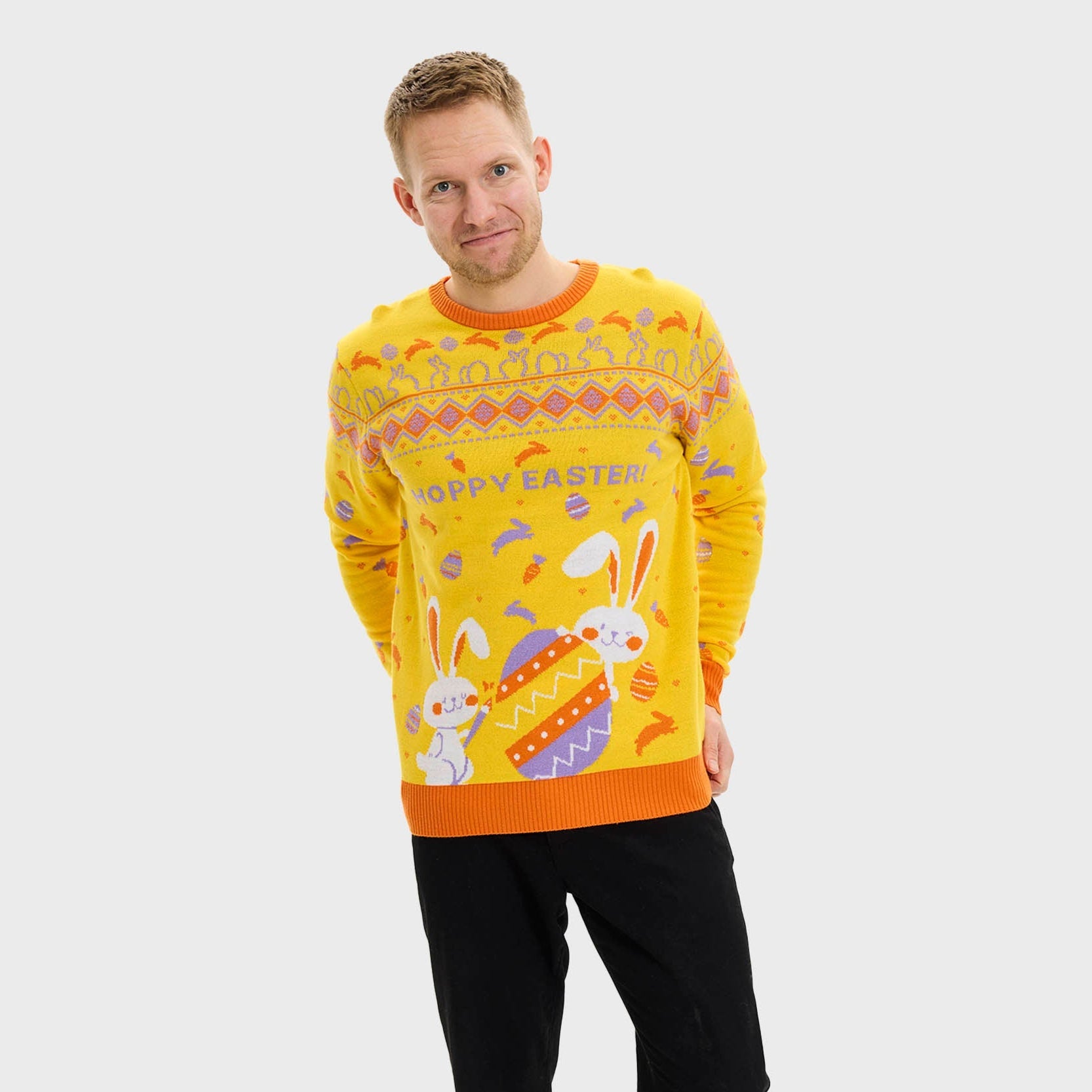 Eine Frau trägt einen gelben Osterpulli mit Ostereiern darauf.