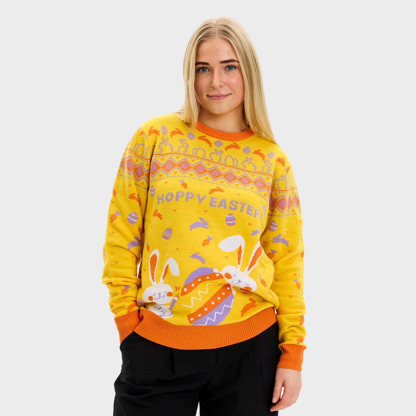 Eine Frau trägt einen gelben Osterpulli mit Ostereiern darauf.