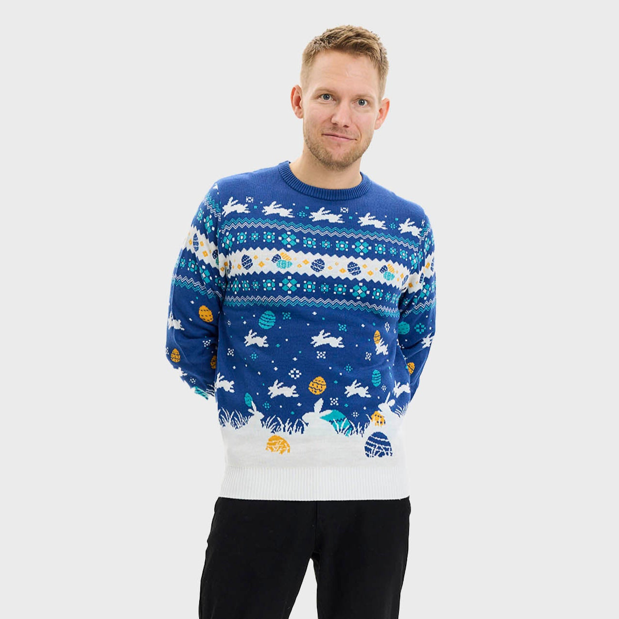 Eine Frau trägt einen blauen Osterpulli mit Ostereiern