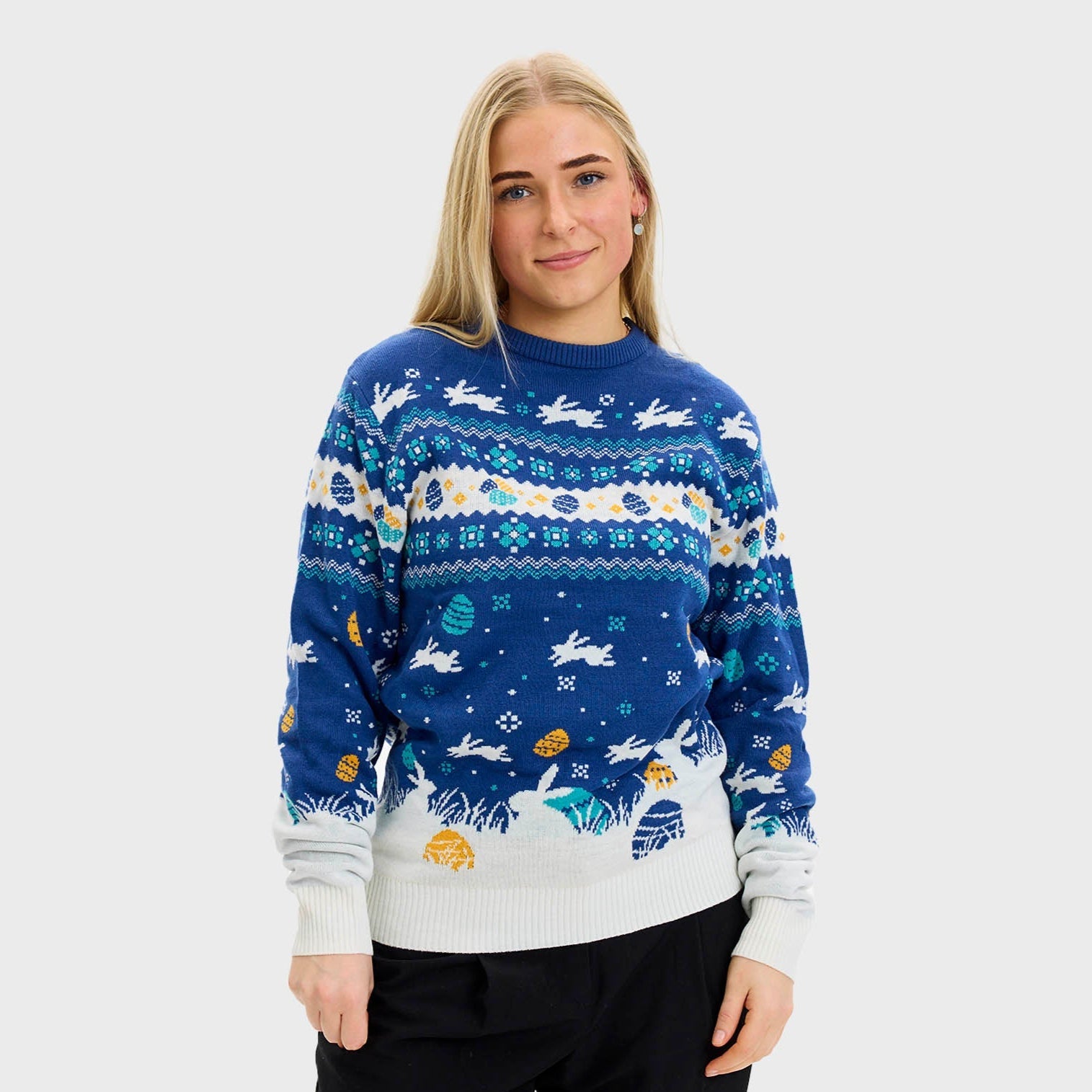 Eine Frau trägt einen blauen Osterpulli mit Ostereiern