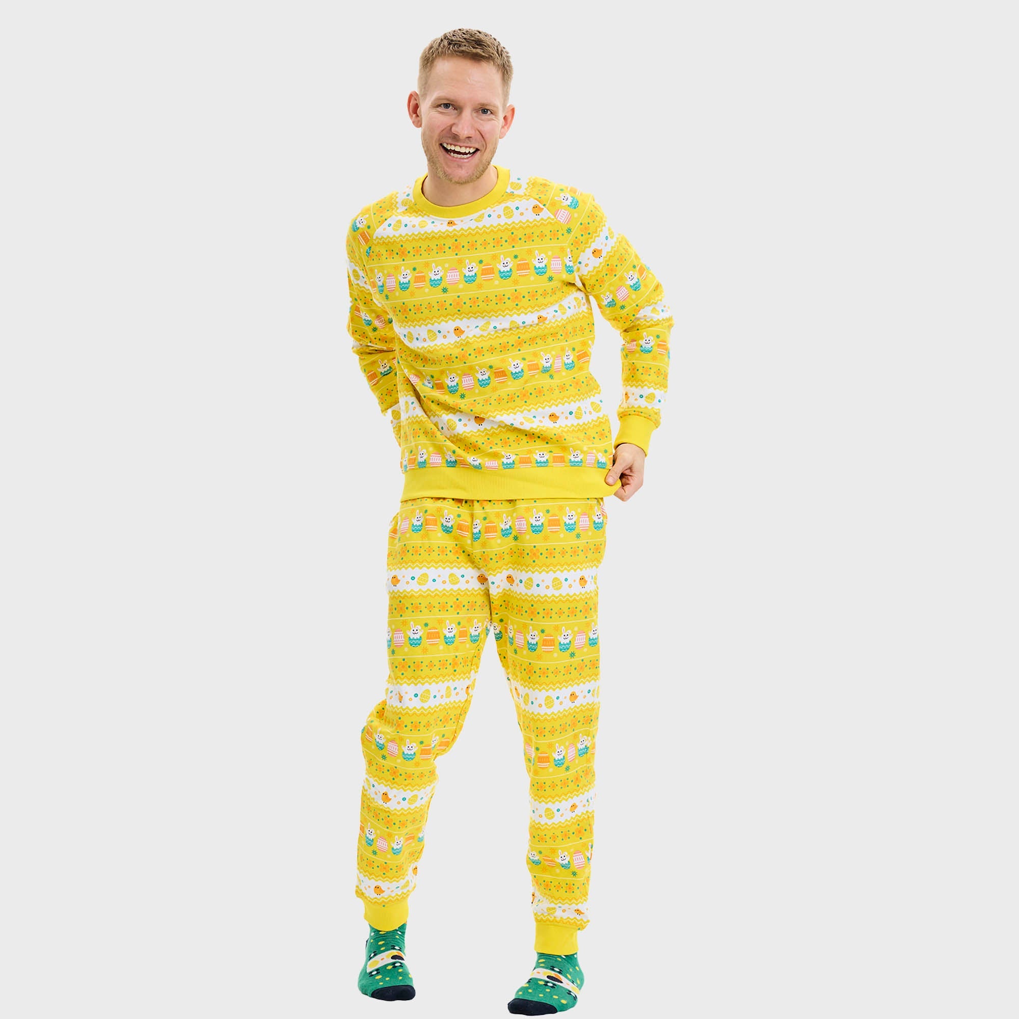 En smilende mand og dame poserer sammen i et gult påskesæt.