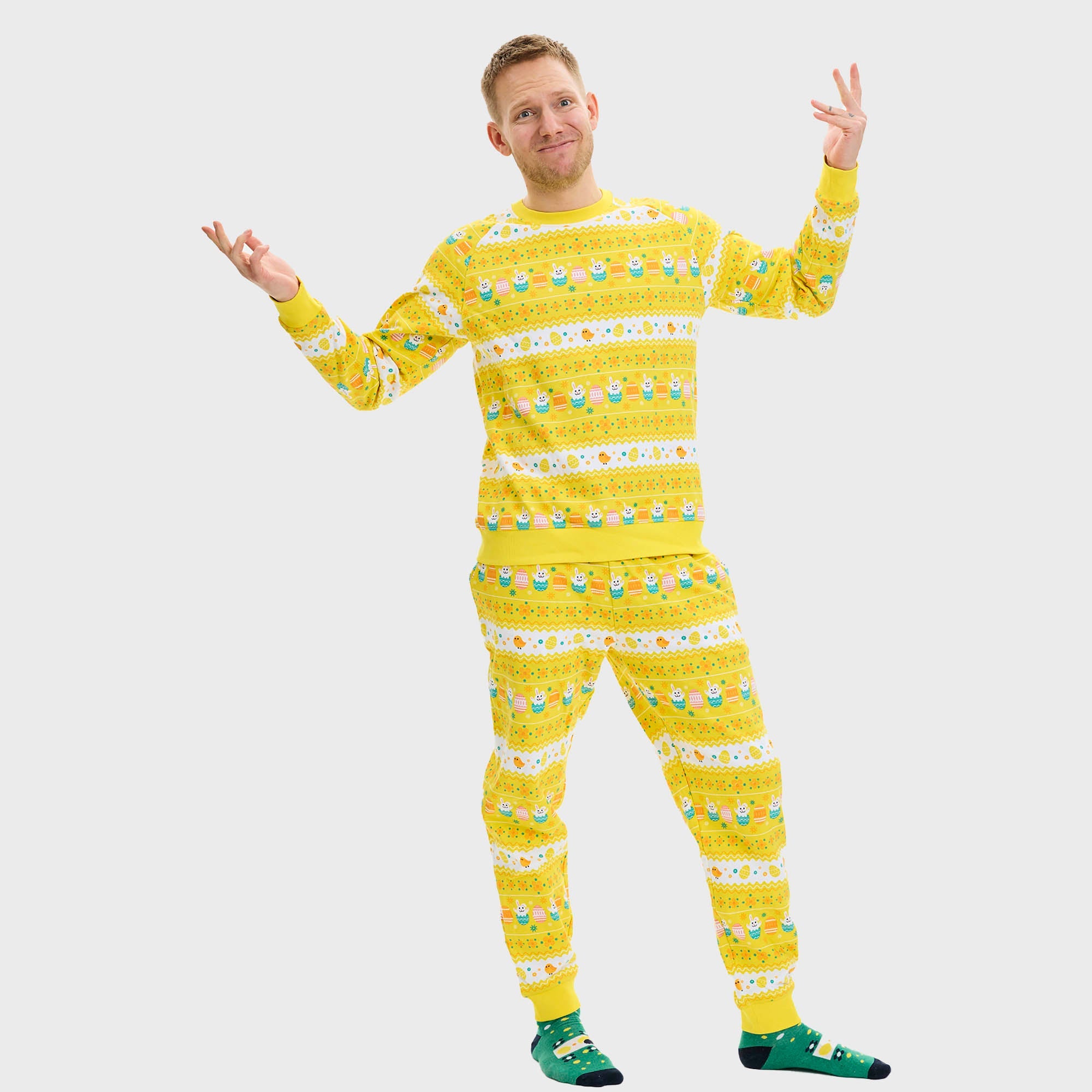 Eine Frau trägt einen gelb gestreiften Osterpyjama.