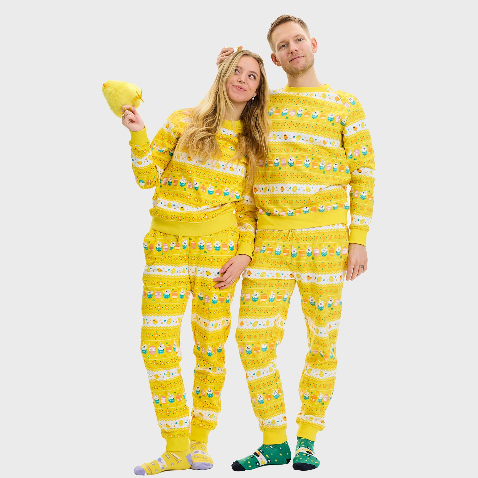 Ein Paar trägt einen gelb gestreiften Osterpyjama.