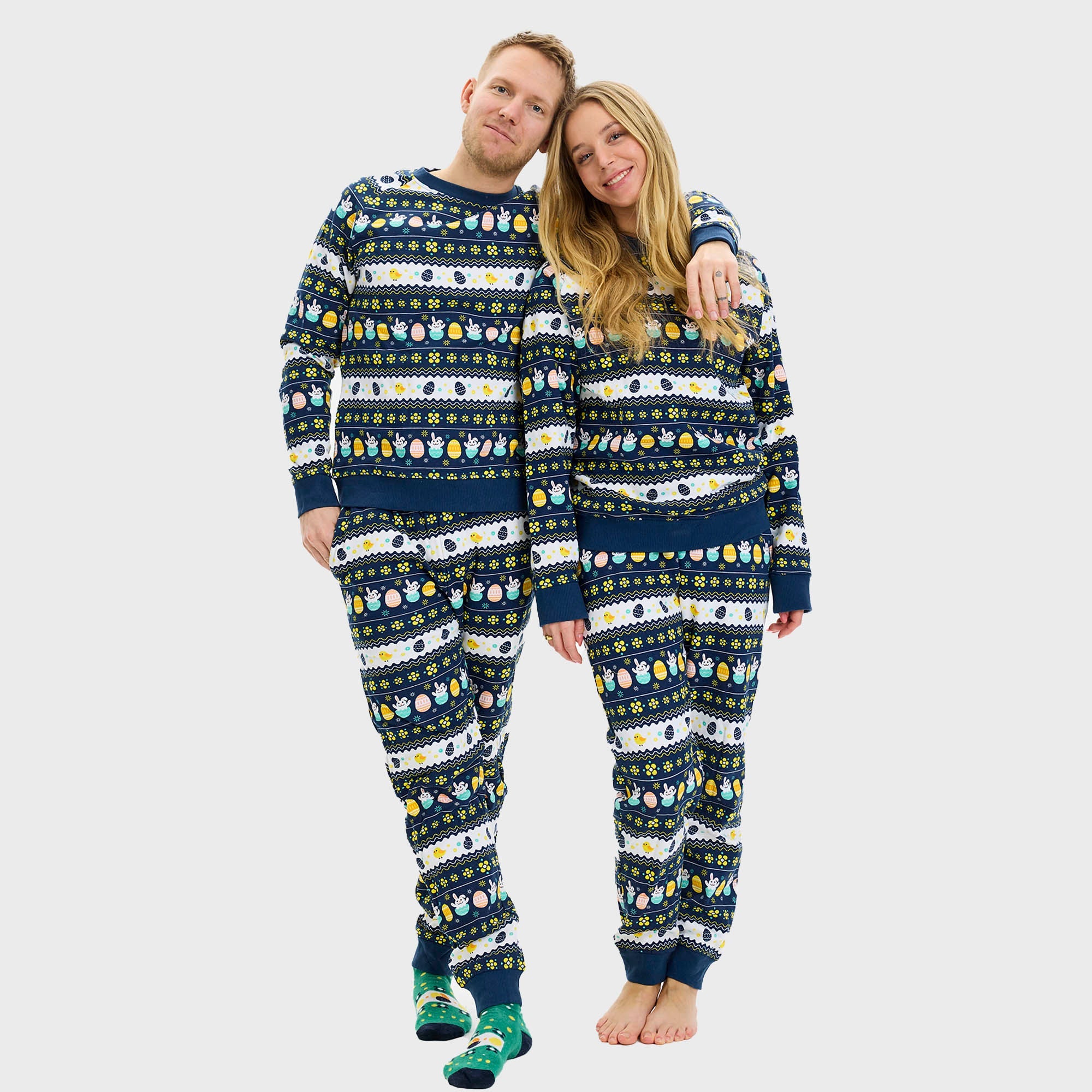 Ein Paar in einem gestreiften Osterpyjama.