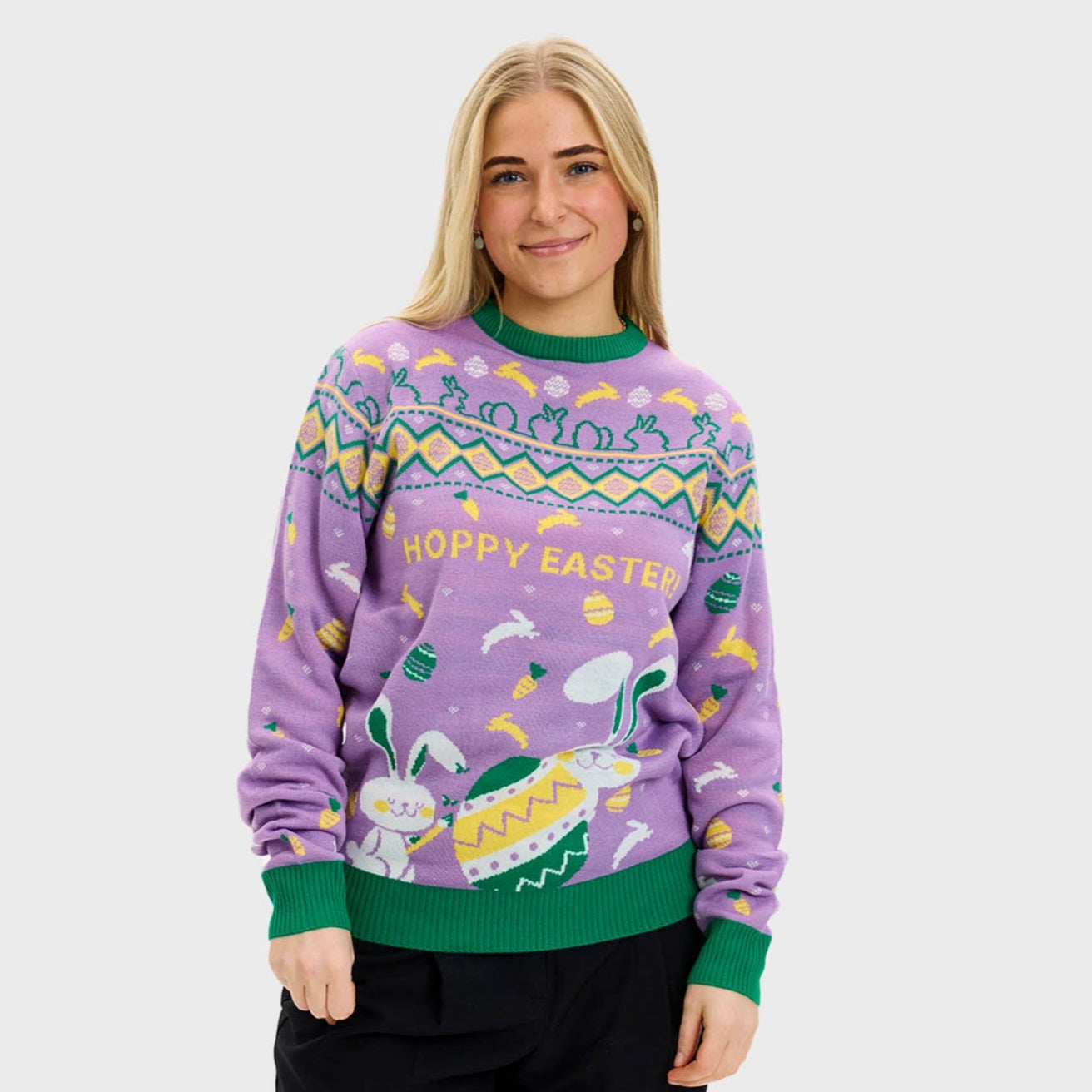 Eine Frau trägt einen lila Osterpulli mit Eiern darauf.