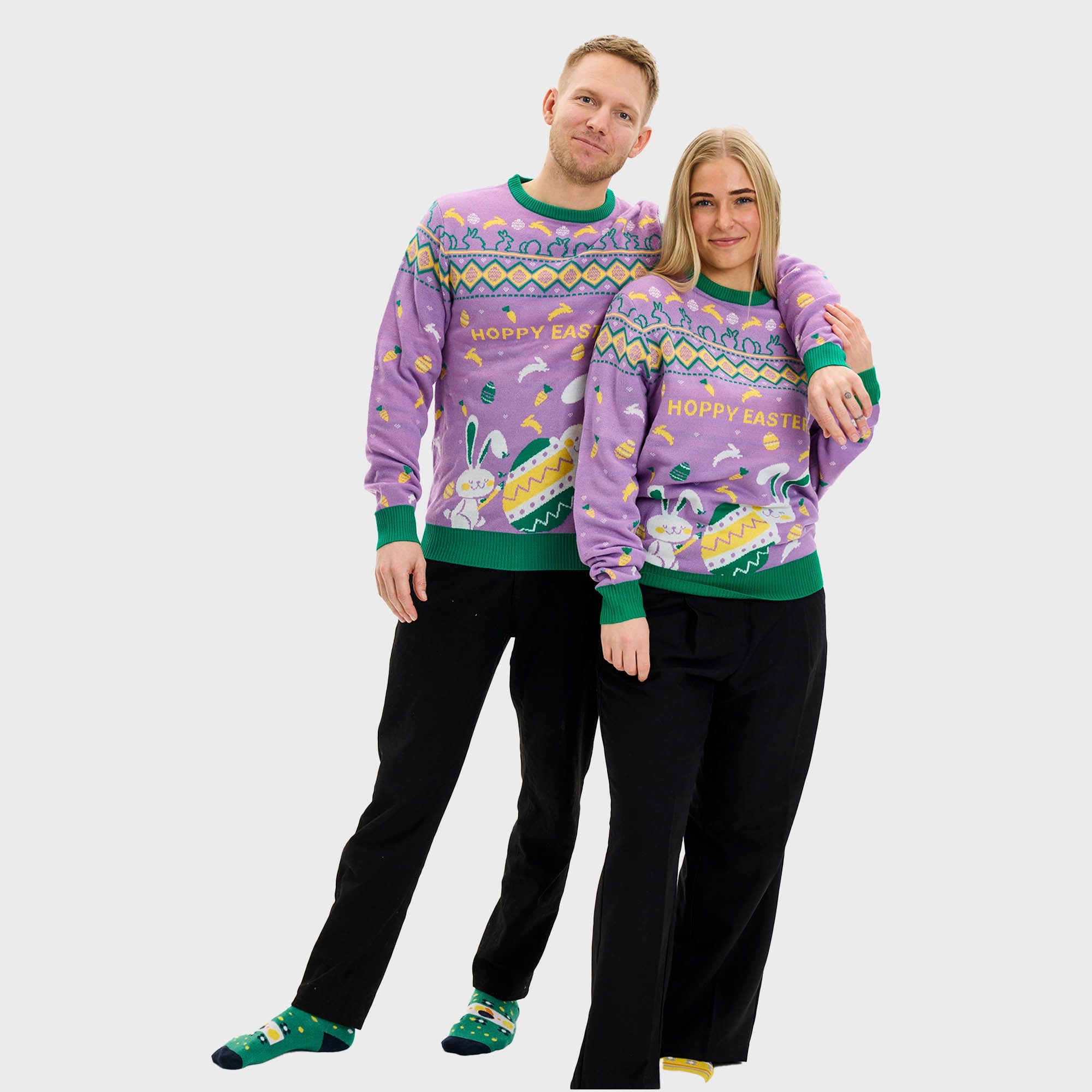 Ein Mann mit dem Rücken zugewandt, der einen lila Osterpulli mit Eiern darauf trägt.