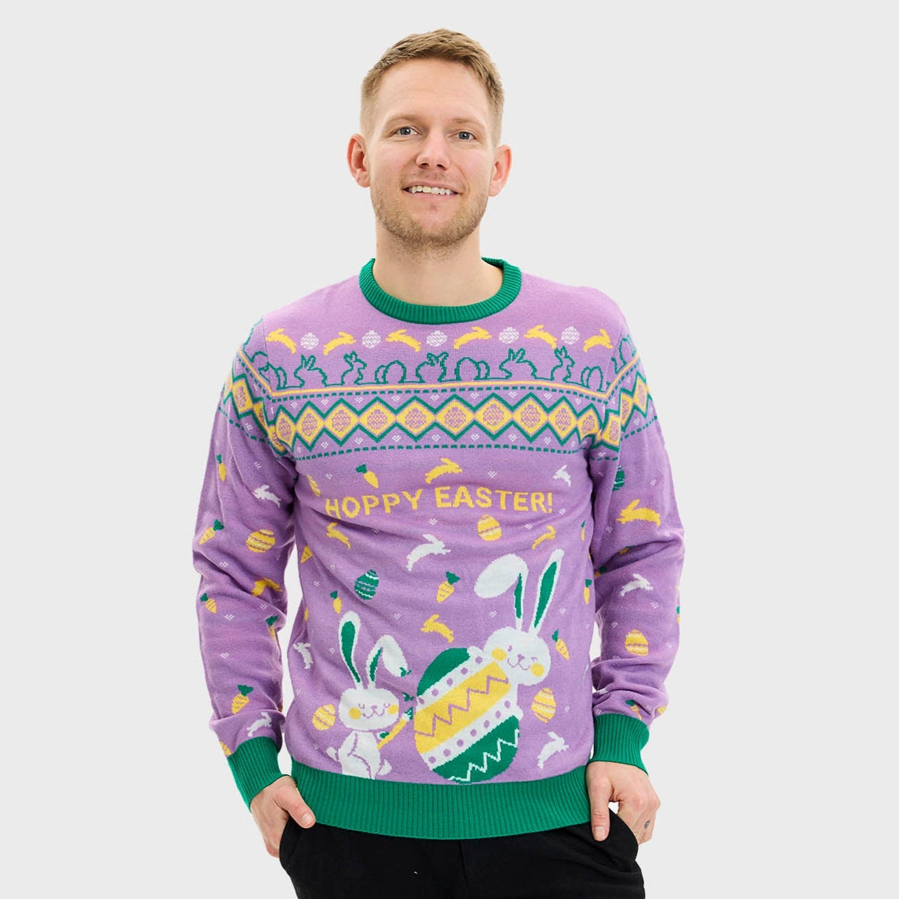 Eine Frau trägt einen lila Osterpulli mit Eiern darauf.