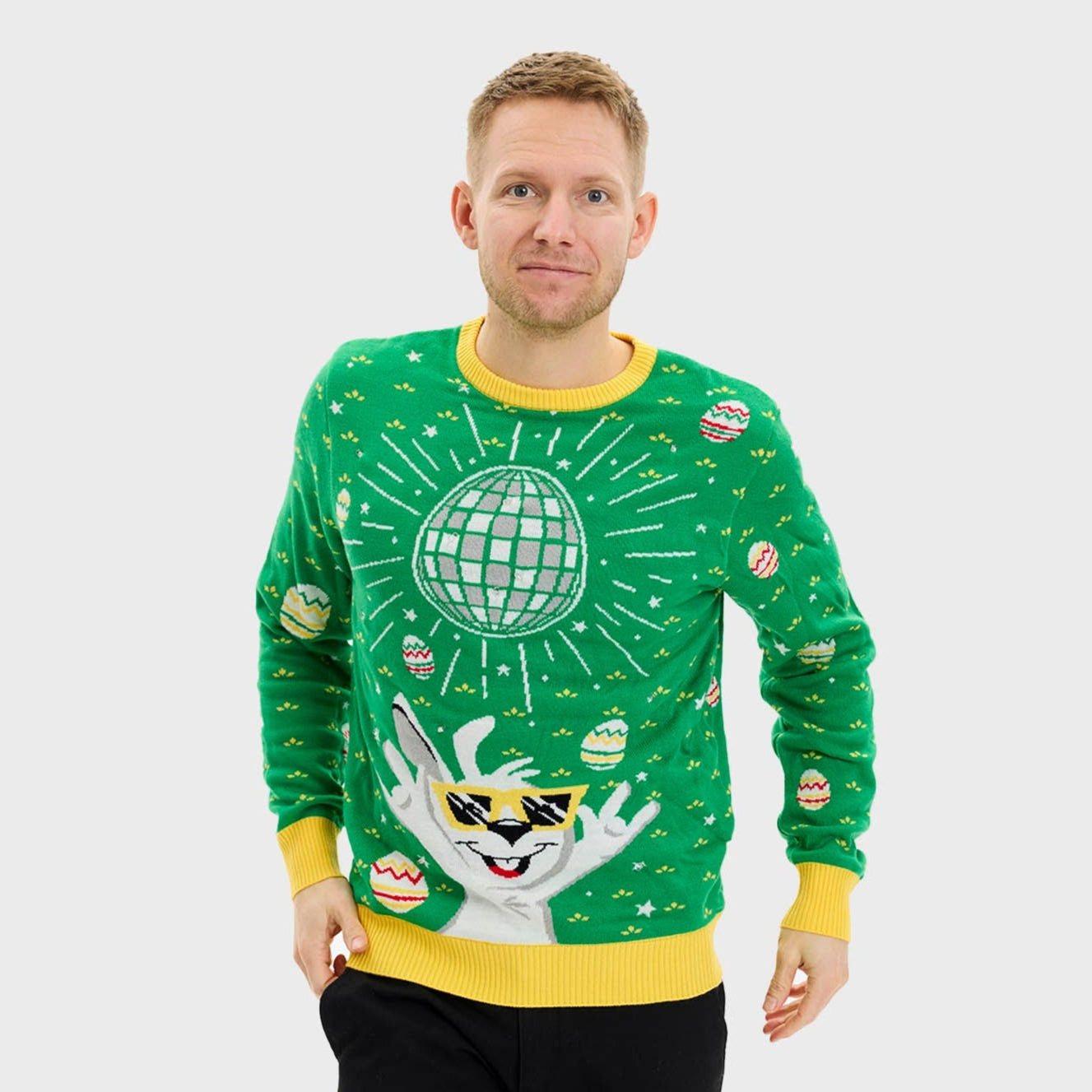 Eine Frau trägt einen grünen Osterpulli.