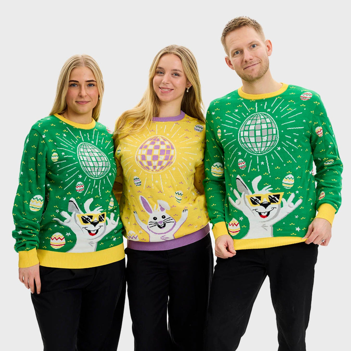 Eine Frau trägt einen grünen Osterpulli.