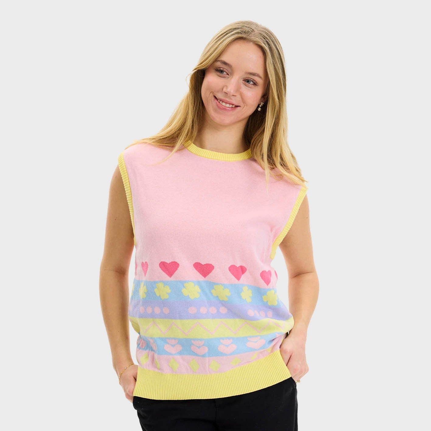 Eine Frau trägt eine rosa Osterweste.