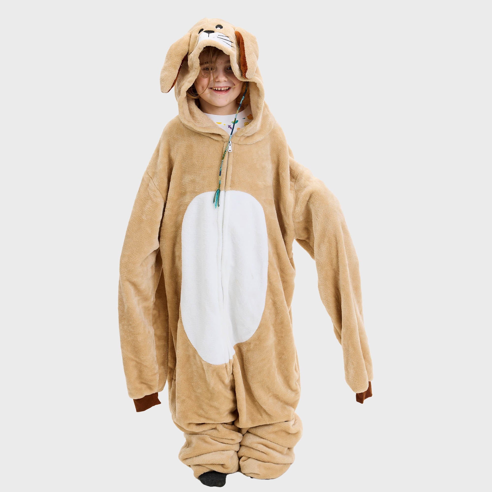 Ein Kind und ein Mann, die ein Osterkostüm tragen.