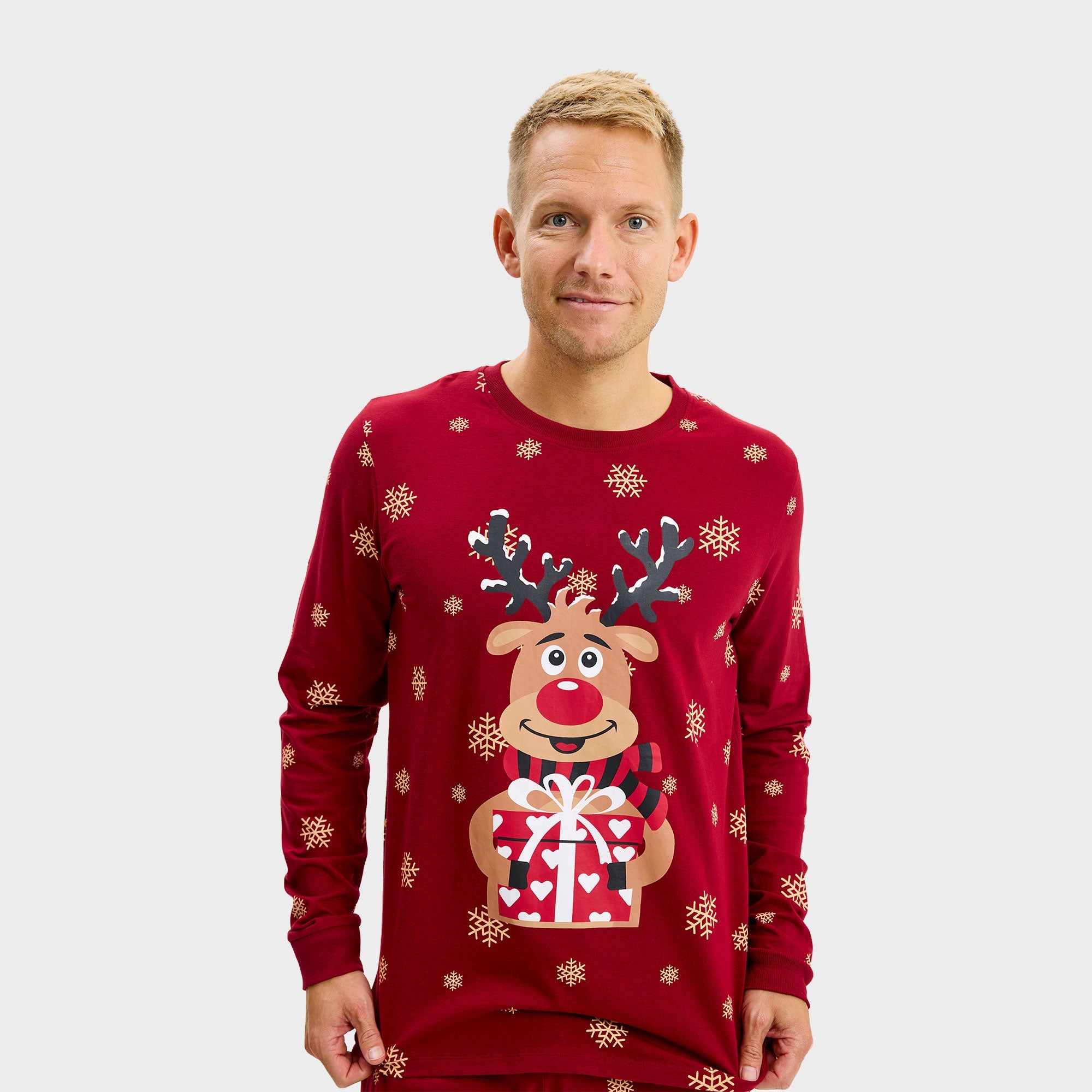 Roter Weihnachtspyjama Herren mit Rentiermotiv und Sternen, weihnachtspullover herren passend.