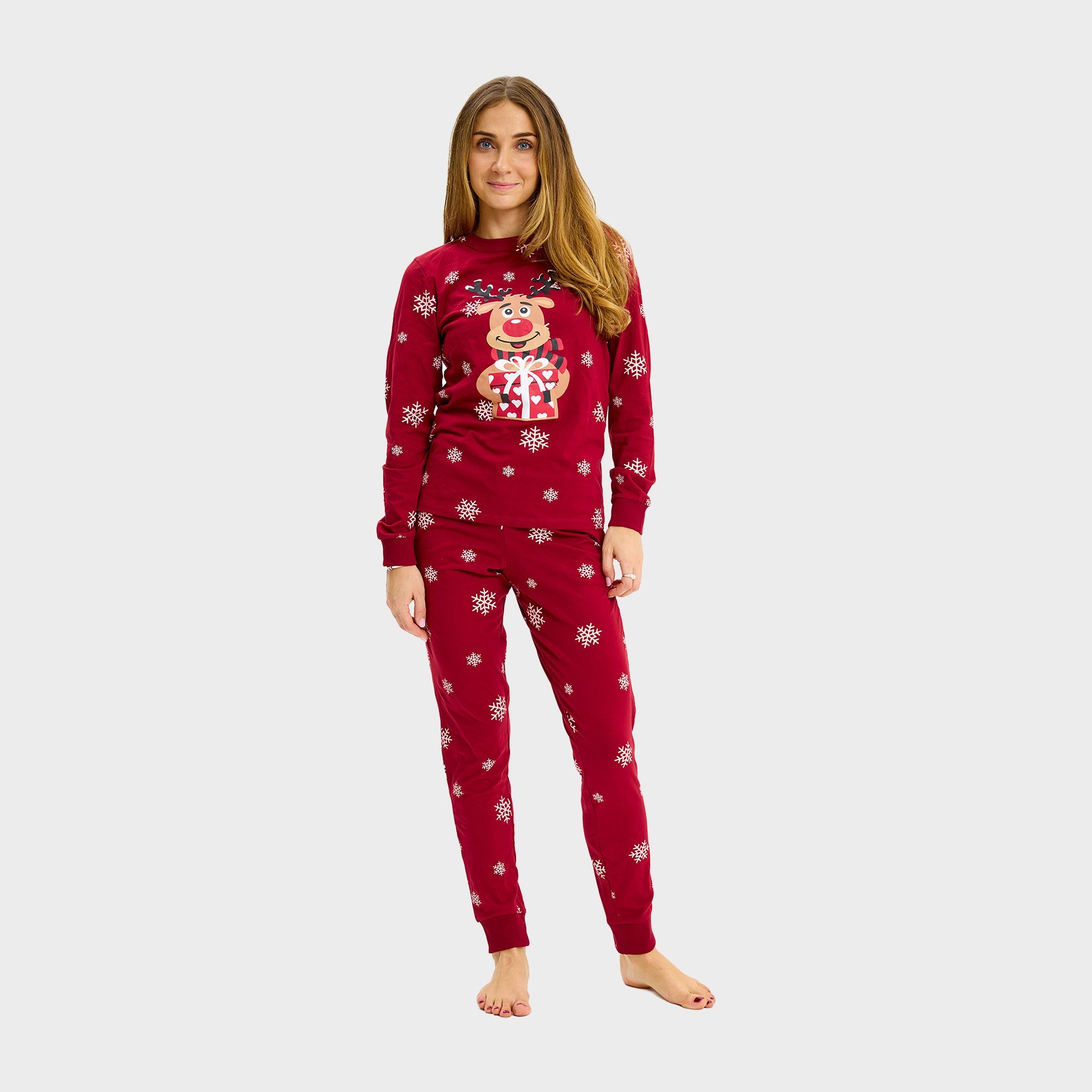 Roter Weihnachtspyjama Damen mit Rentier-Weihnachtspullover und Schneeflockenmuster.