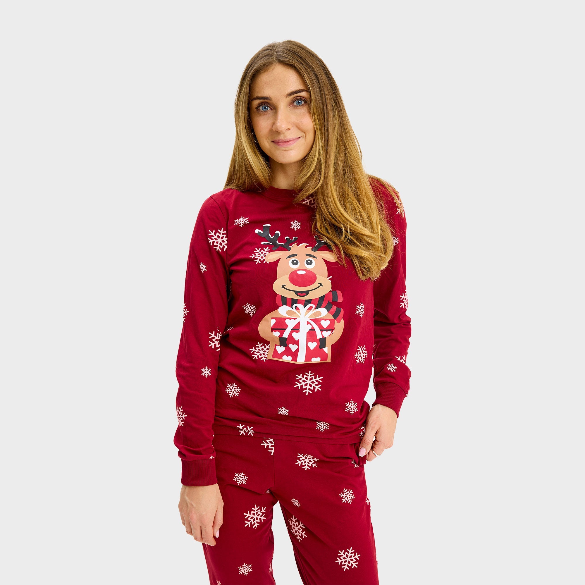 Rote Weihnachtspyjama Damen mit Rentier-Motiv und Sternenmuster, gemütlich und nachhaltig.